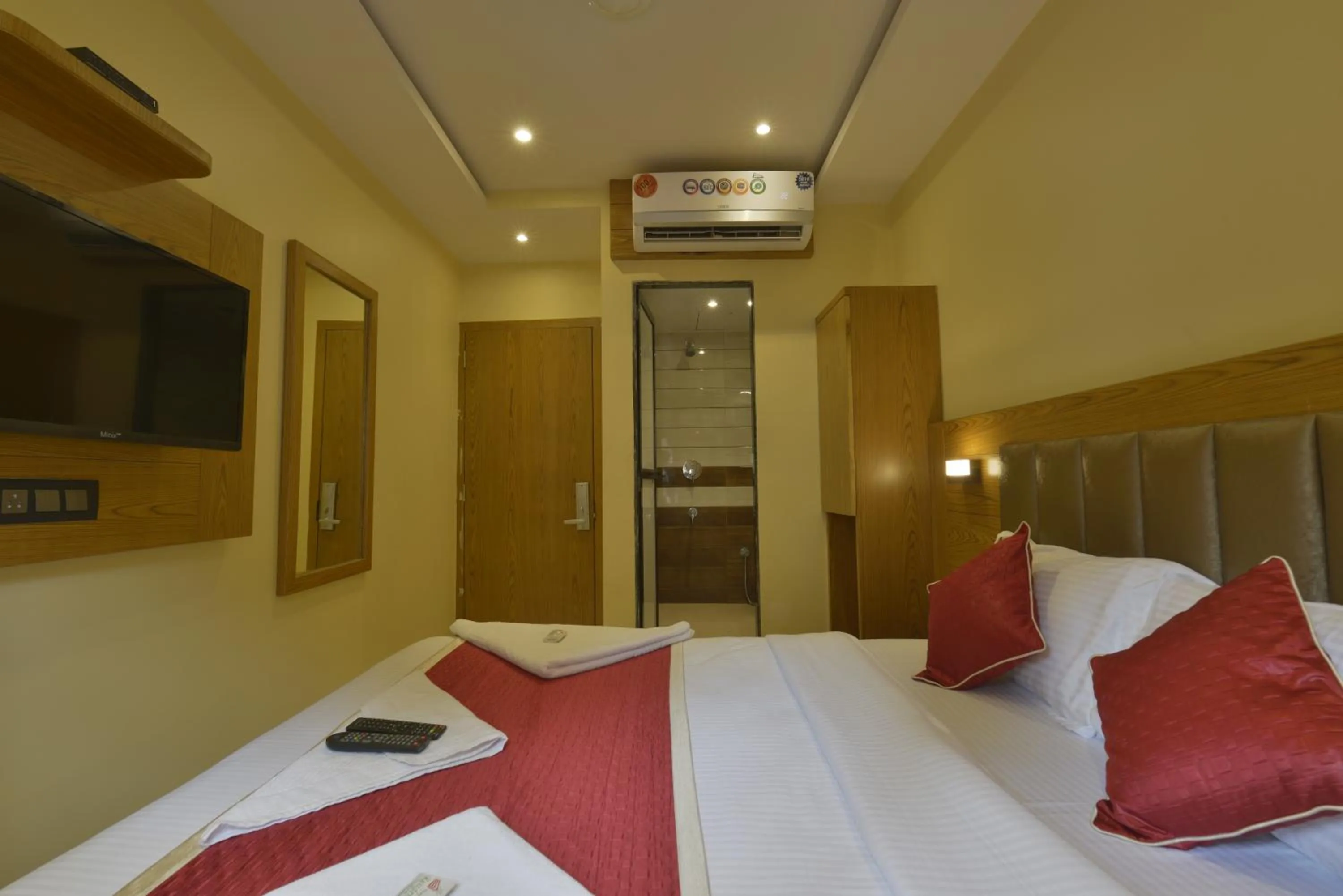 Photo of the whole room, Bed in Hotel Residency Park Near Masjid Rly Station South Mumbai