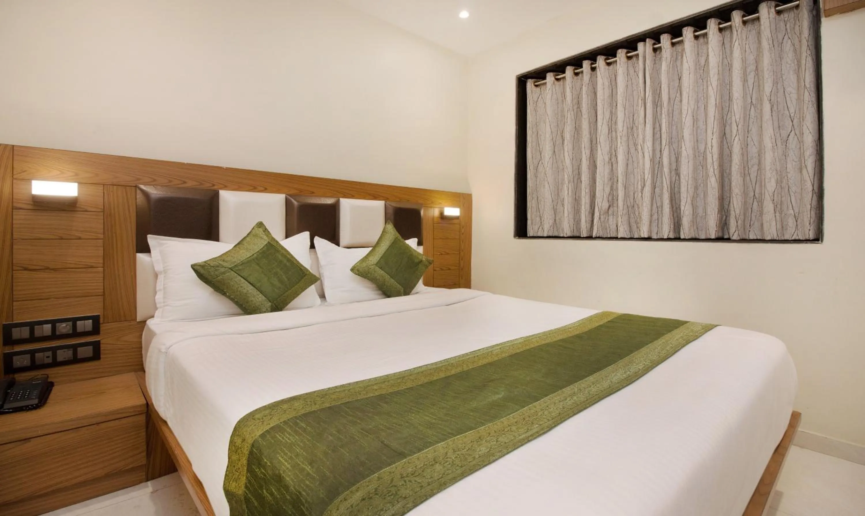 Photo of the whole room, Bed in Hotel Residency Park Near Masjid Rly Station South Mumbai