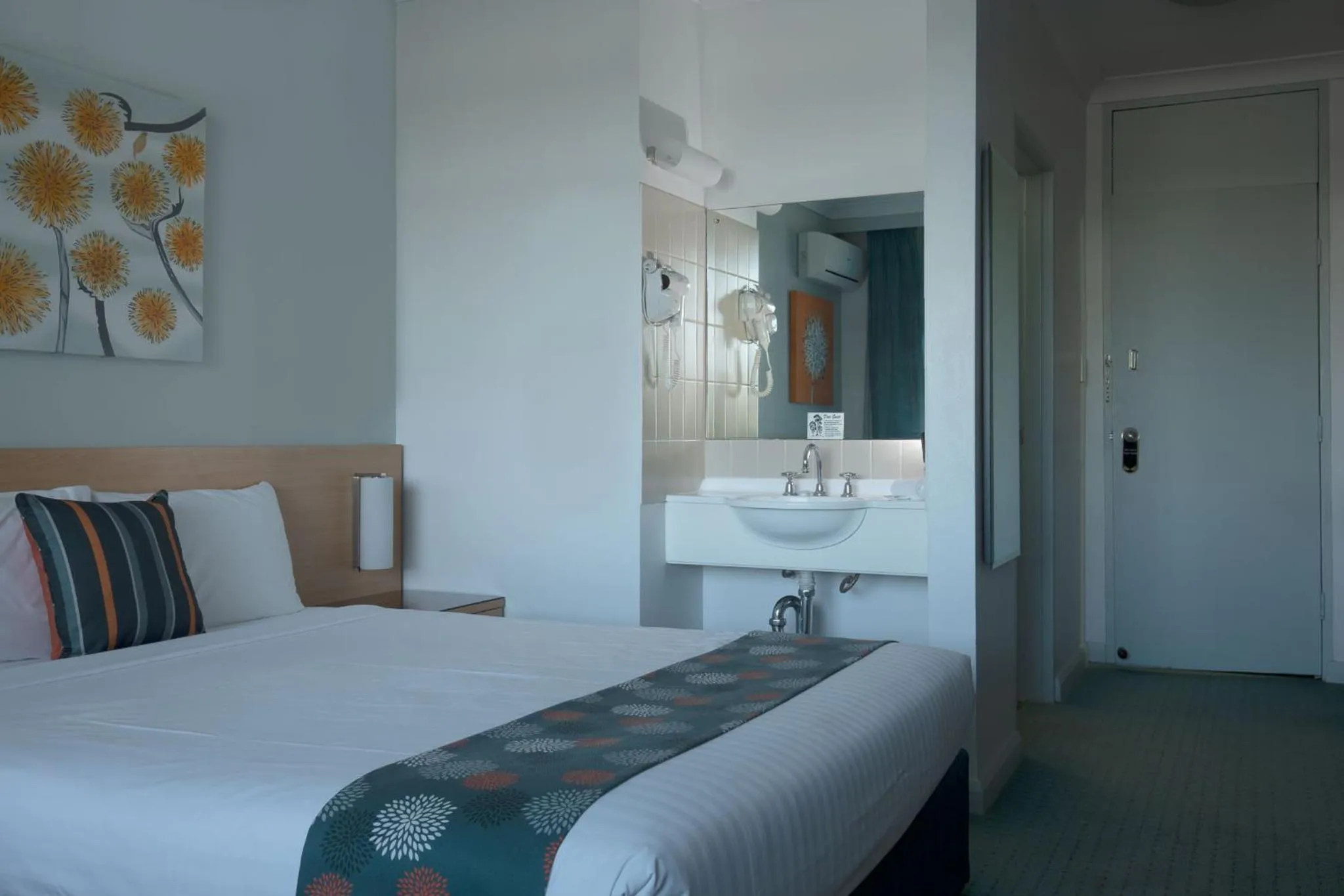 Bathroom, Bed in Markets Hotel