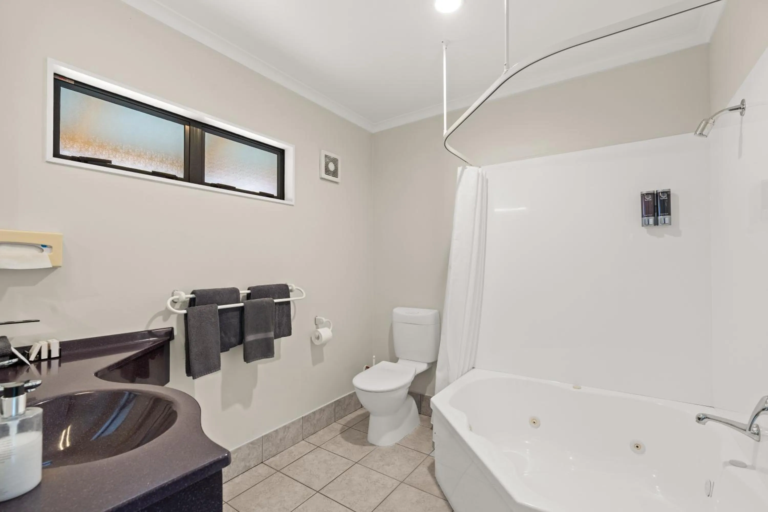 Bathroom in ASURE Oak Estate Motor Lodge