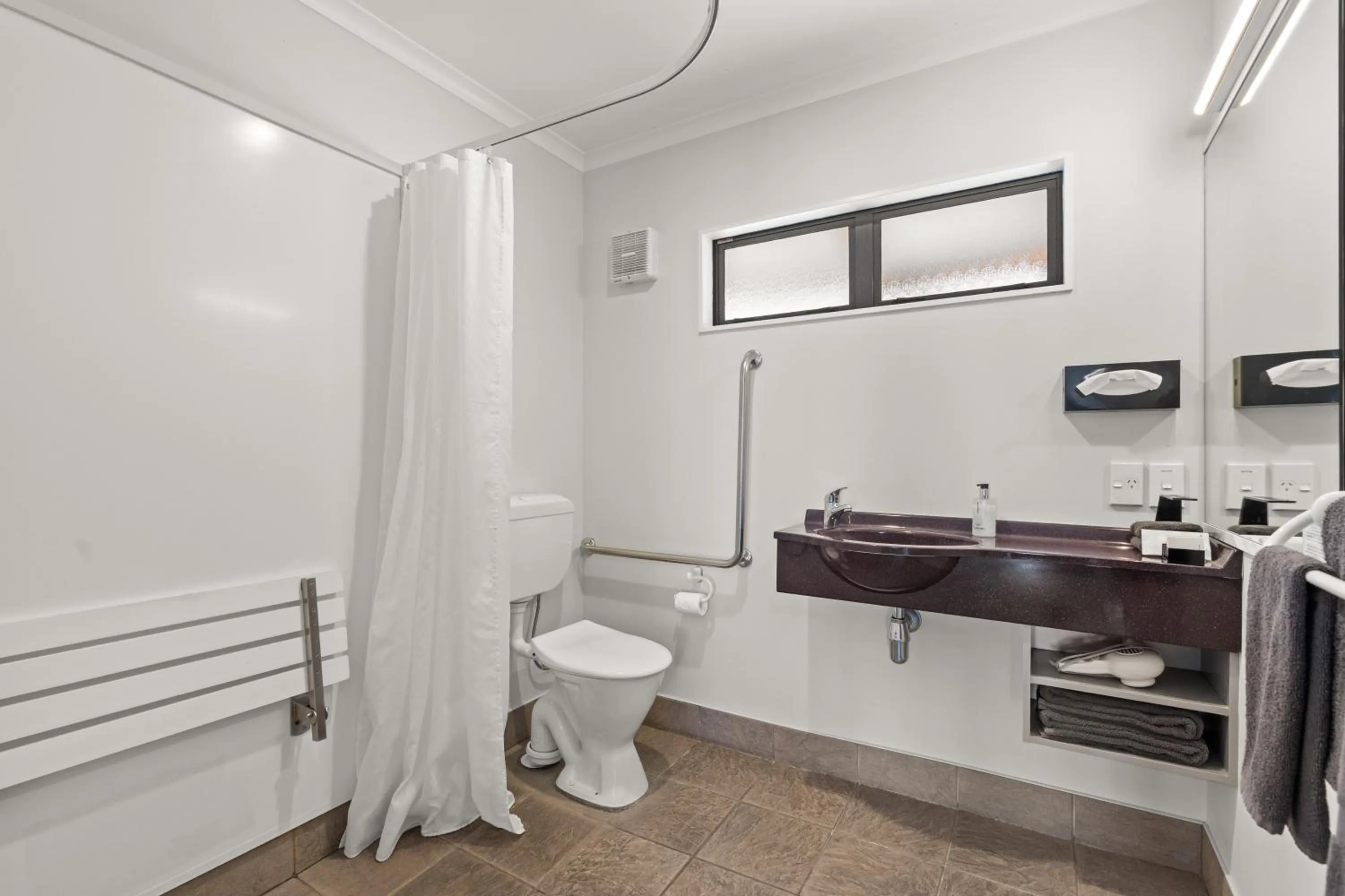 Bathroom in ASURE Oak Estate Motor Lodge