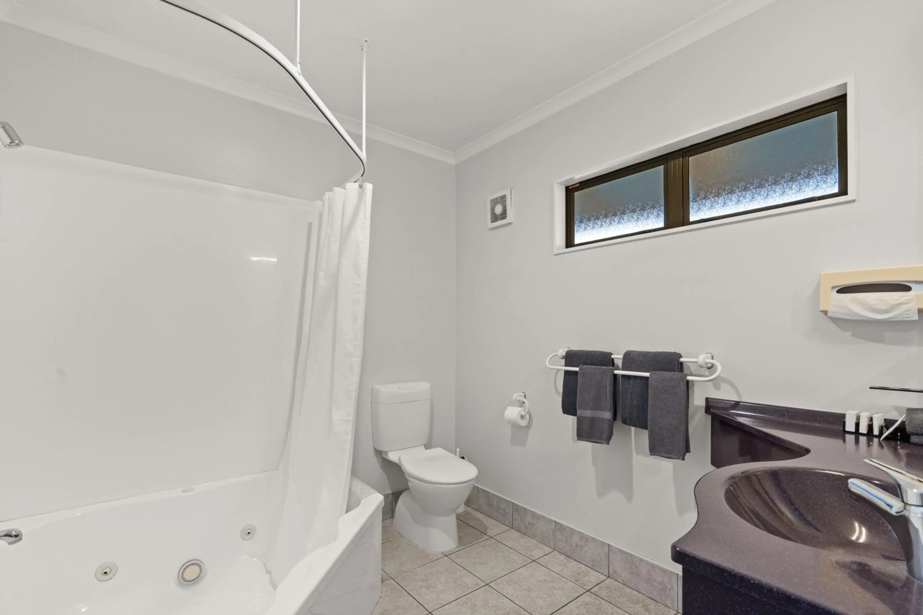 Bathroom in ASURE Oak Estate Motor Lodge