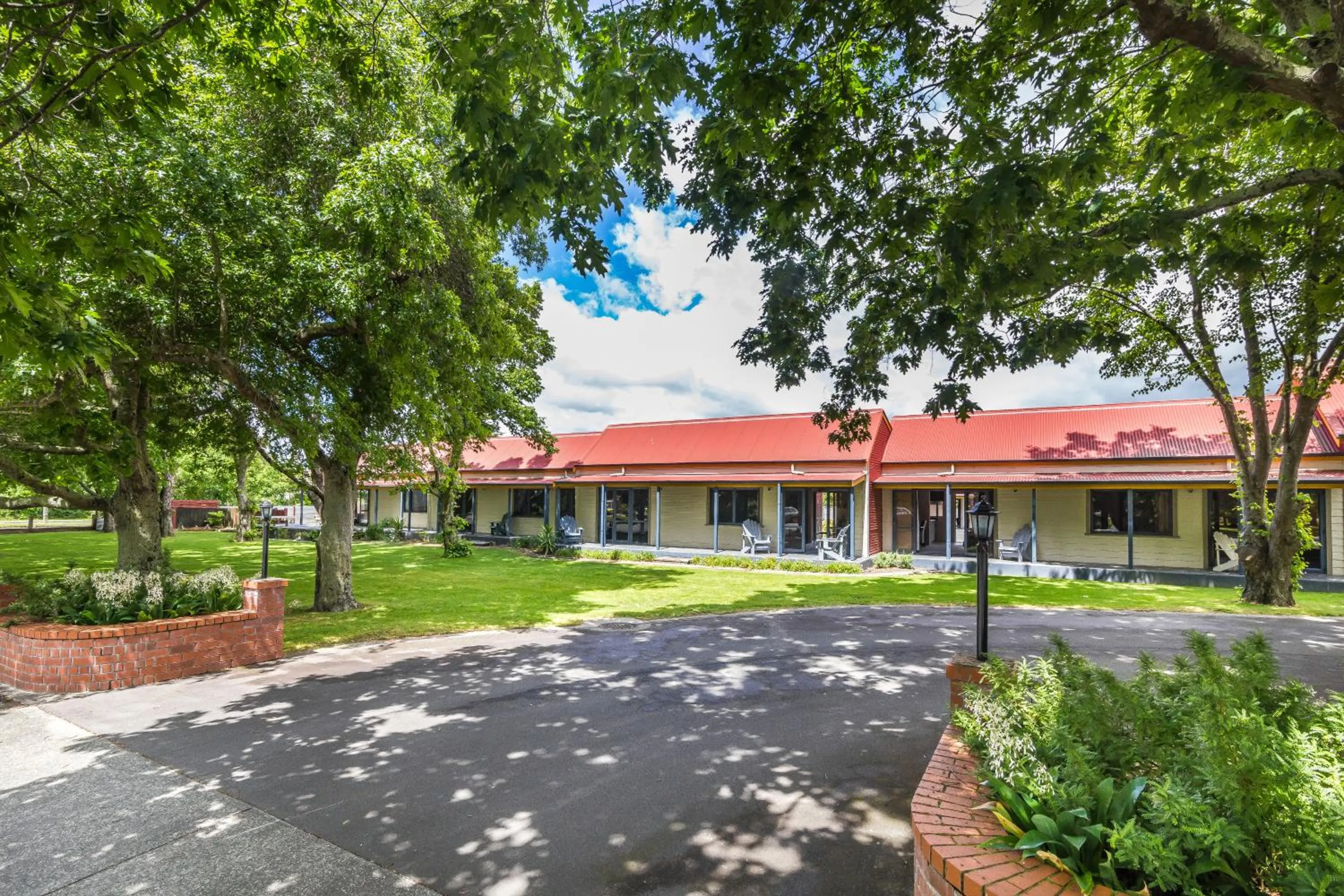 Property building in ASURE Oak Estate Motor Lodge