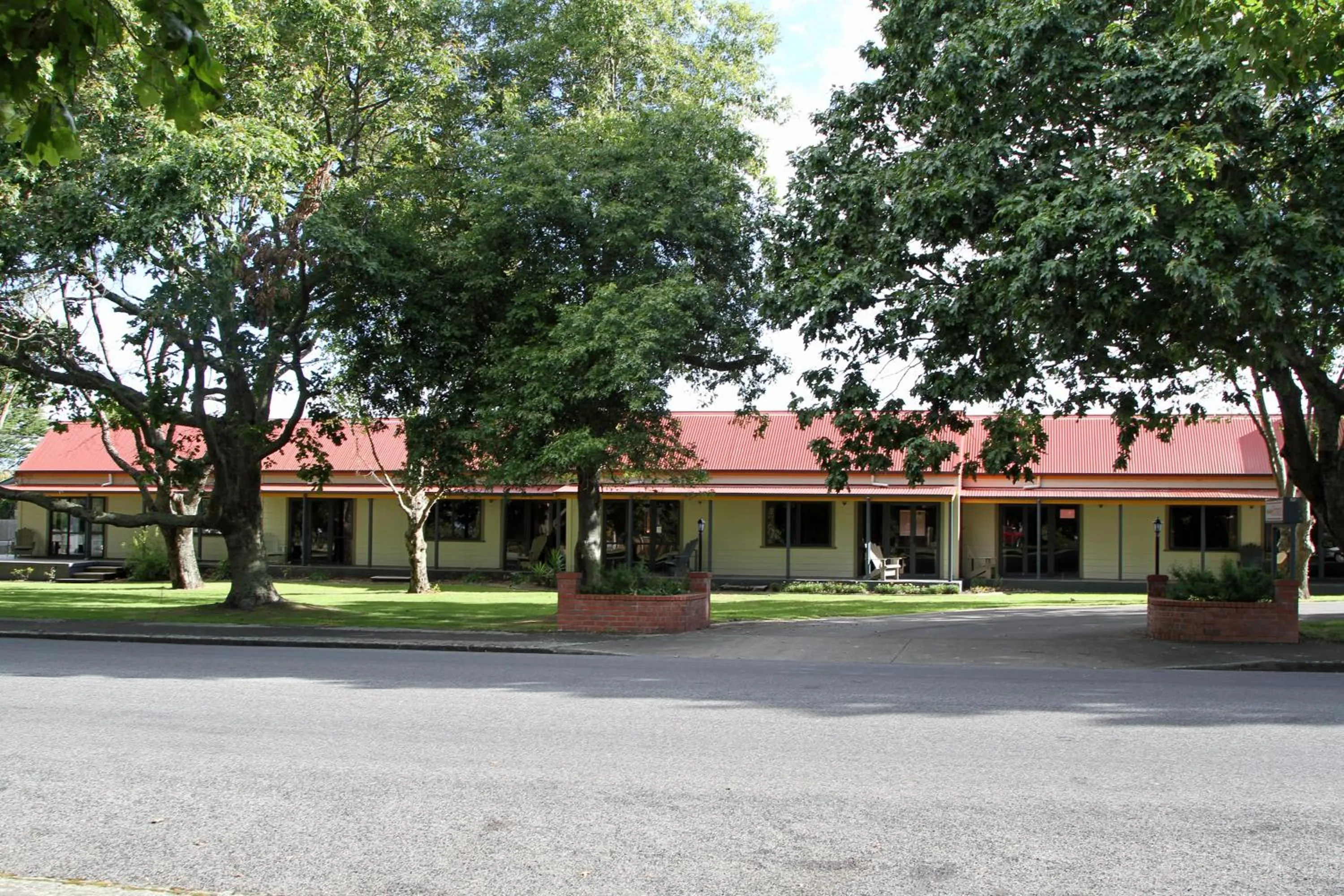Property building in ASURE Oak Estate Motor Lodge