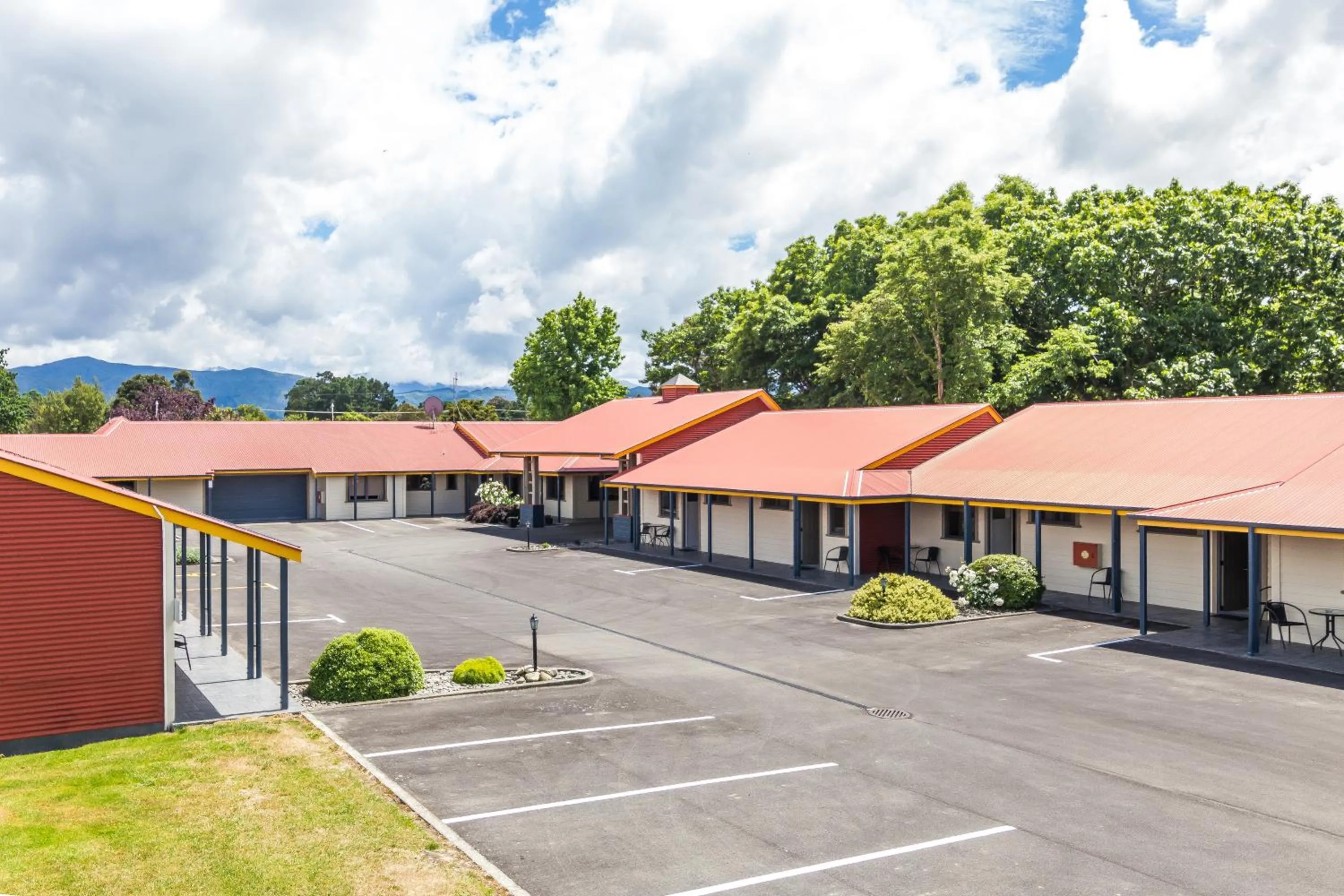 Property building in ASURE Oak Estate Motor Lodge