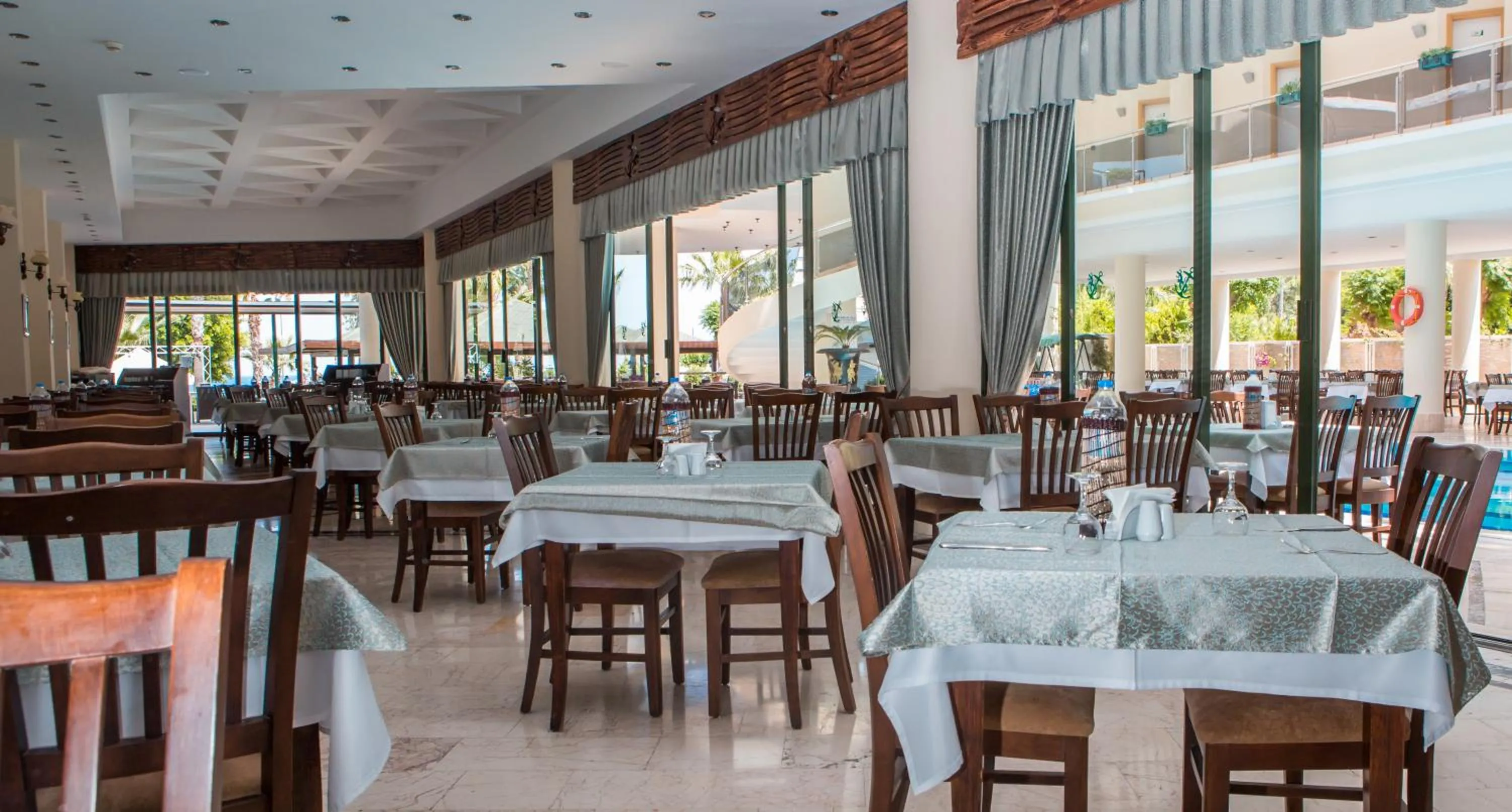 Restaurant/places to eat in L'ancora Beach Hotel