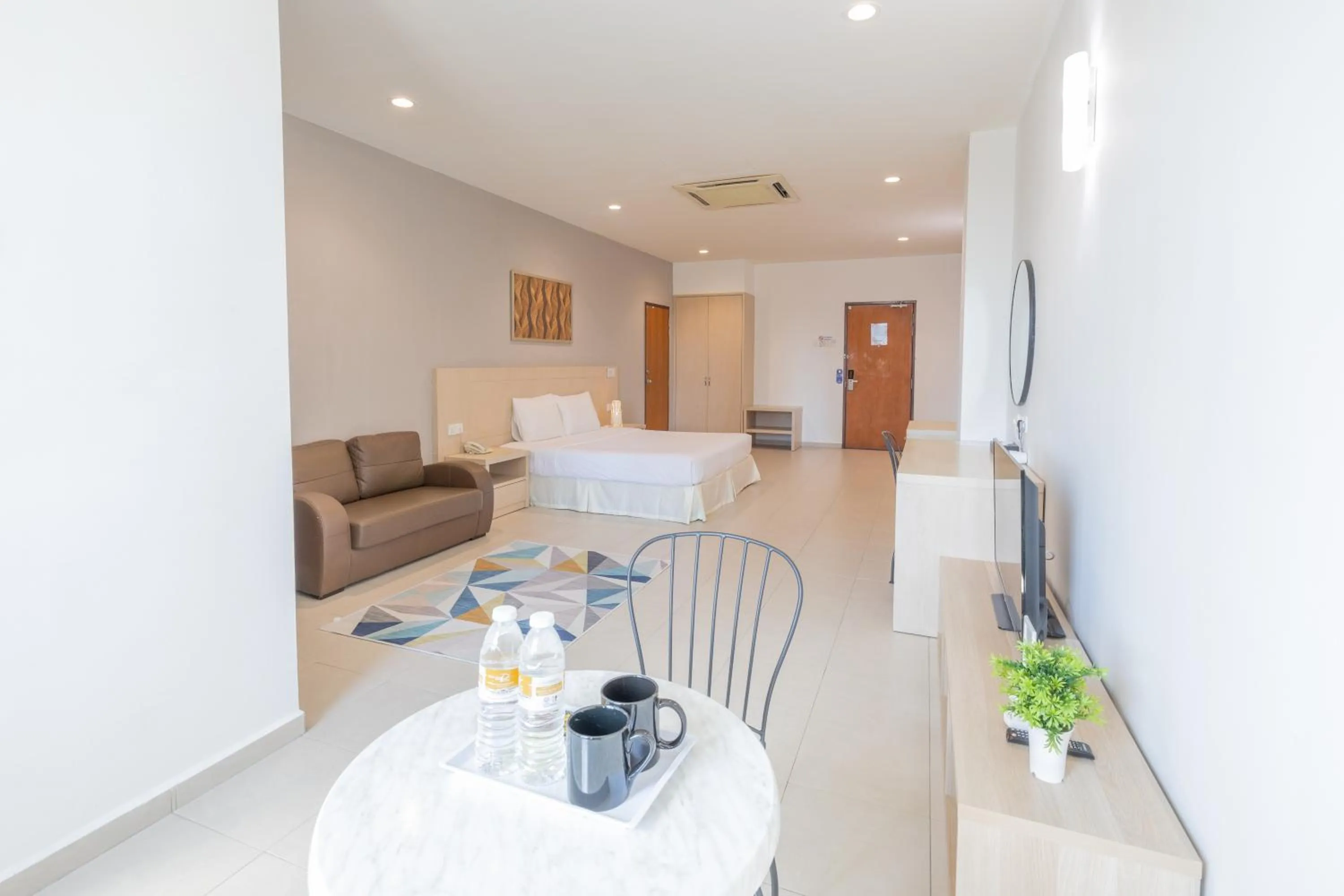 Bedroom, Bed in Golden View Serviced Apartments