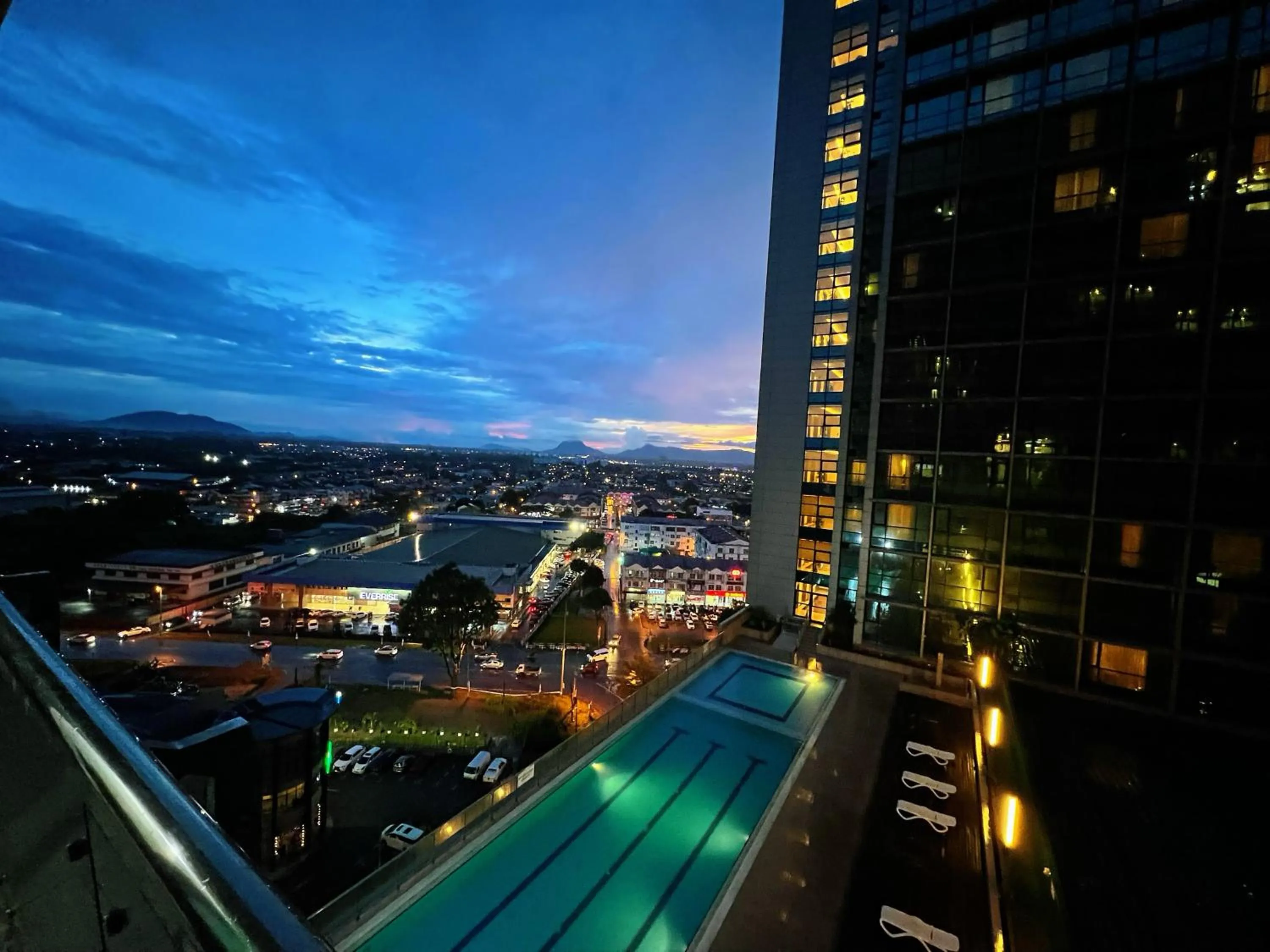 Night in Imperial Grand Suite Apartment Kuching