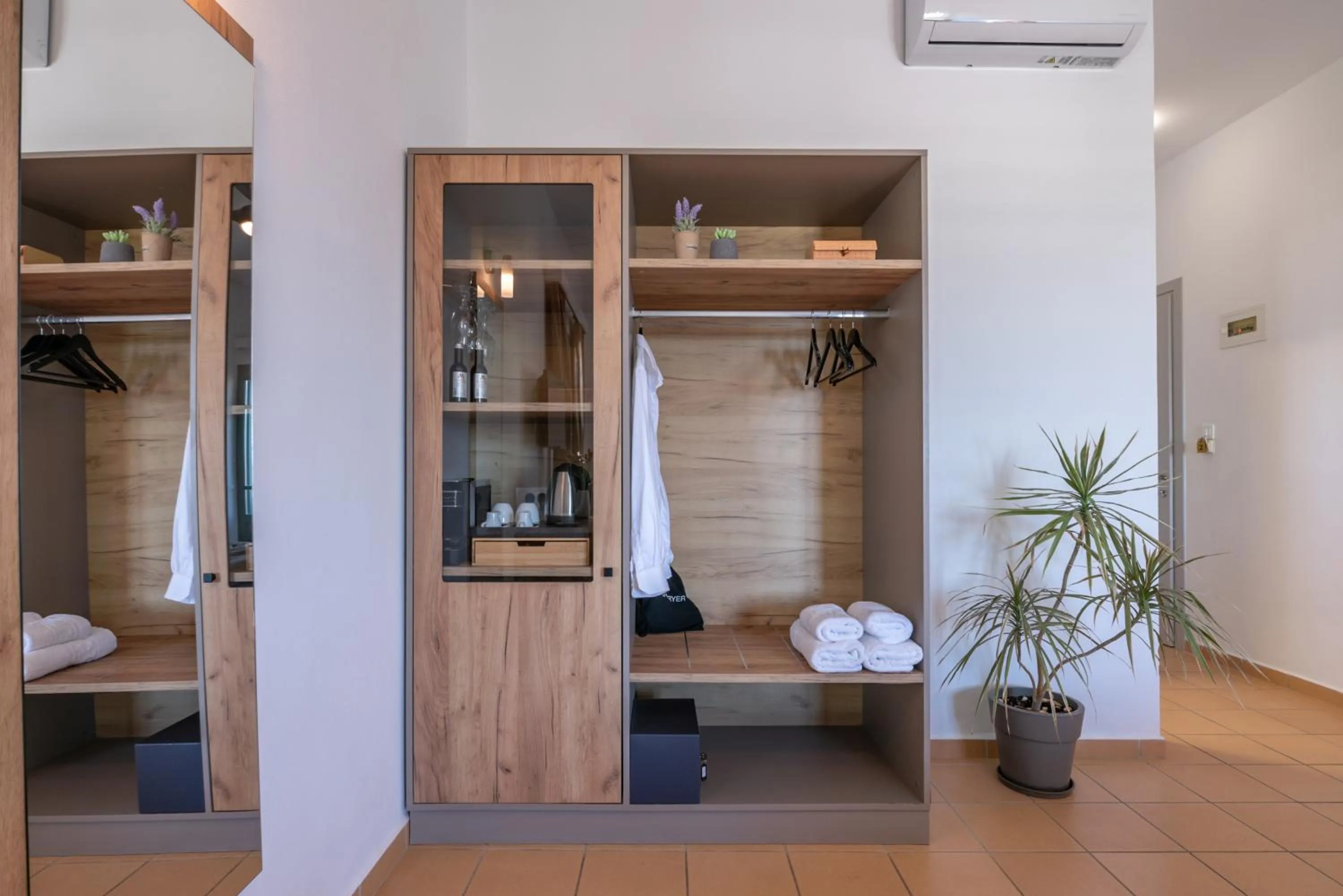 Coffee/tea facilities in Kaliviani Traditional Hotel