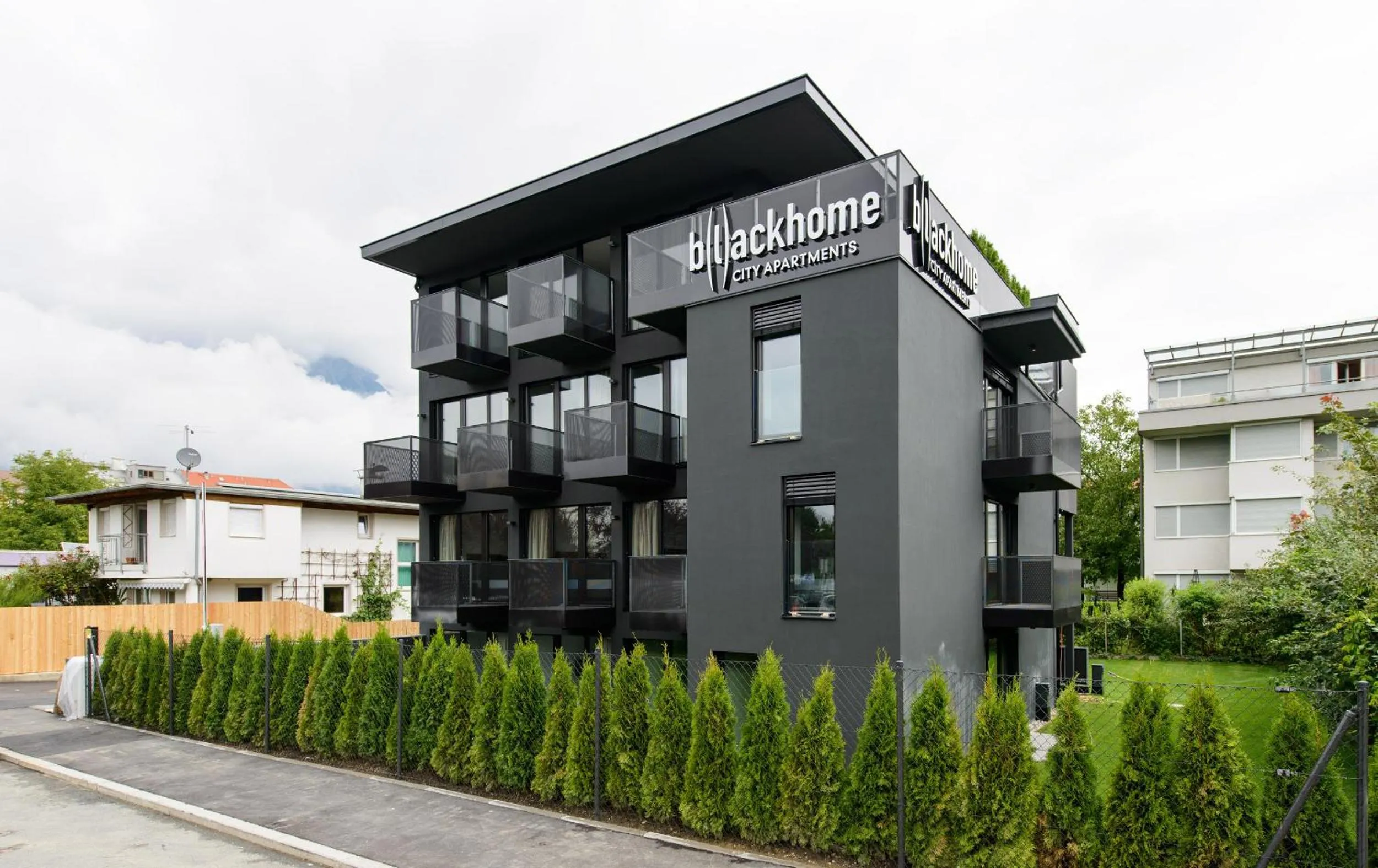 Facade/entrance in Blackhome Innsbruck City East I contactless check-in