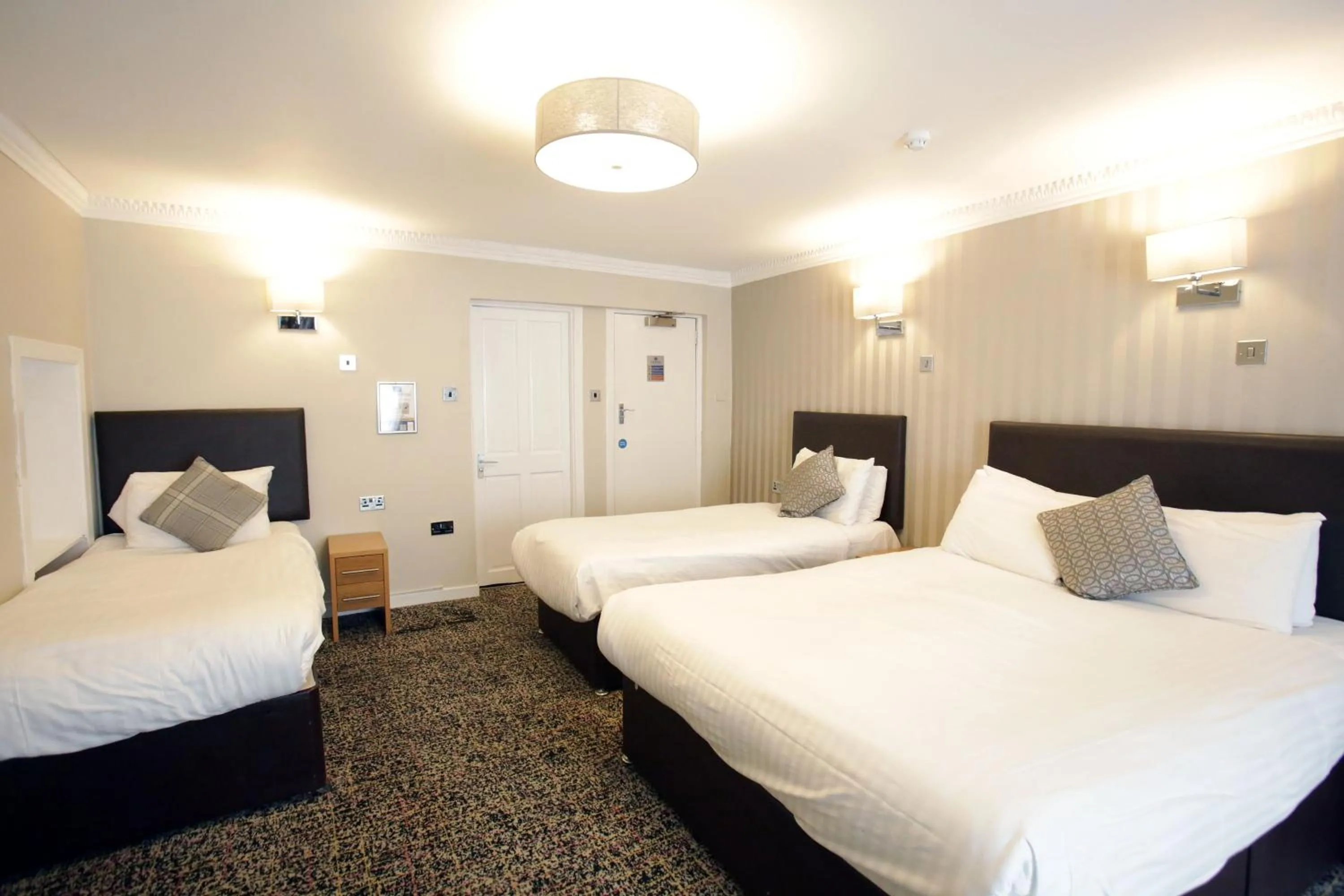 Photo of the whole room, Bed in Kelvingrove Hotel - Sauchiehall St