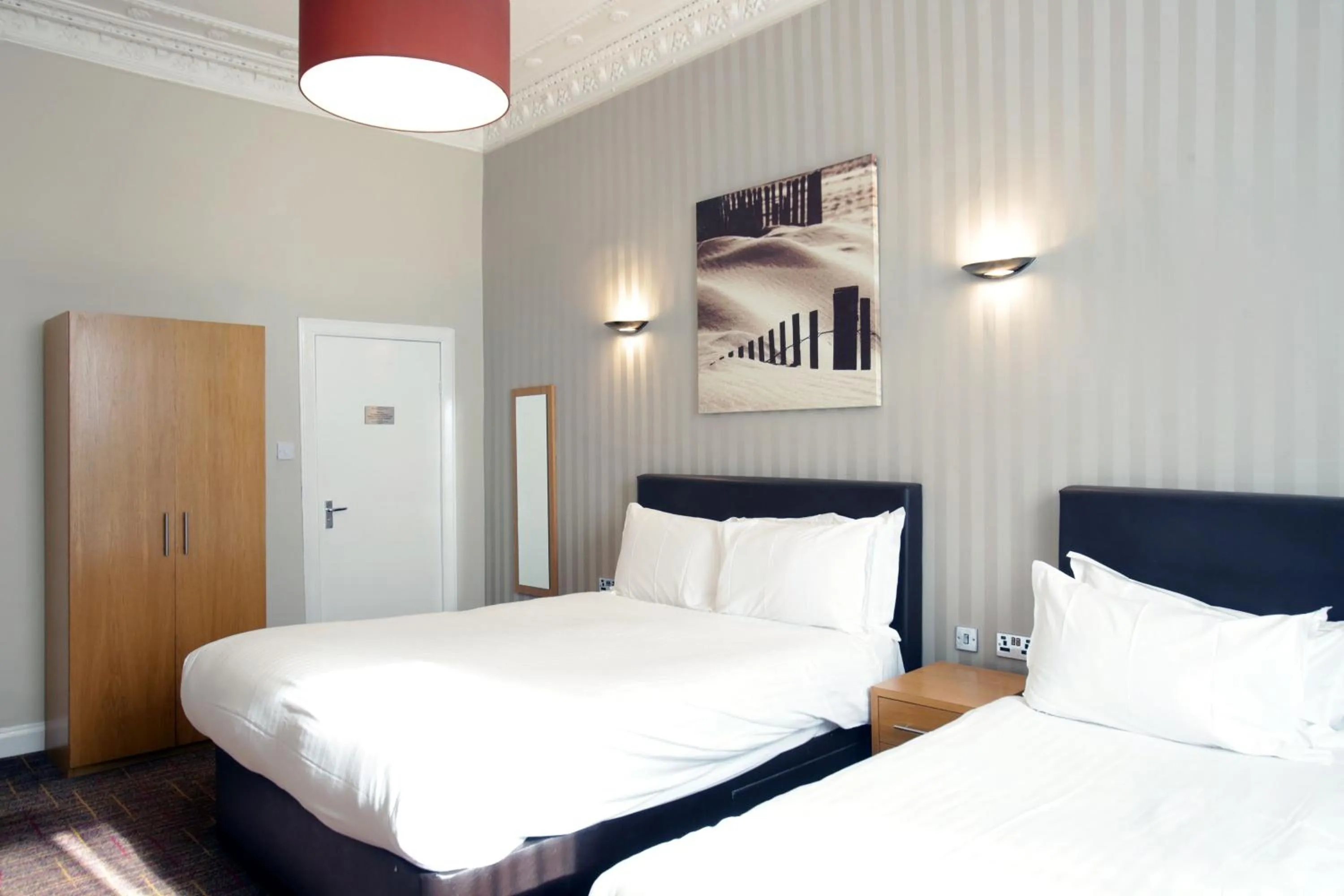 Photo of the whole room, Bed in Kelvingrove Hotel - Sauchiehall St