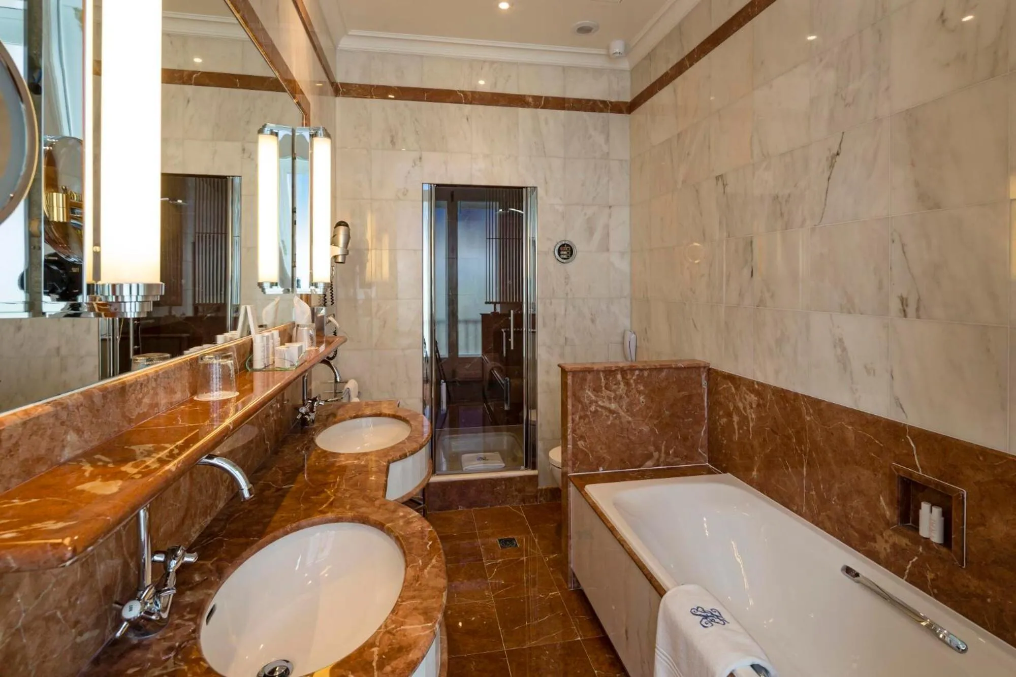 Shower in Hôtel Regina Louvre