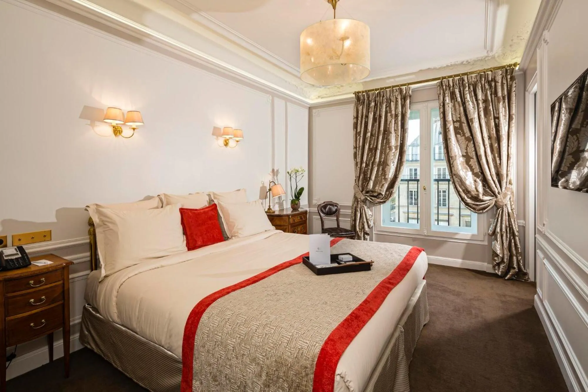 Photo of the whole room, Bed in Hôtel Regina Louvre