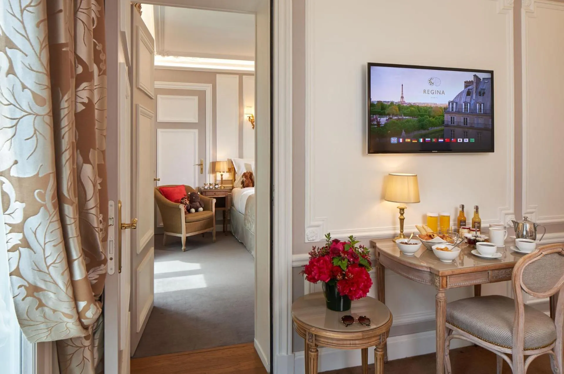 Photo of the whole room in Hôtel Regina Louvre