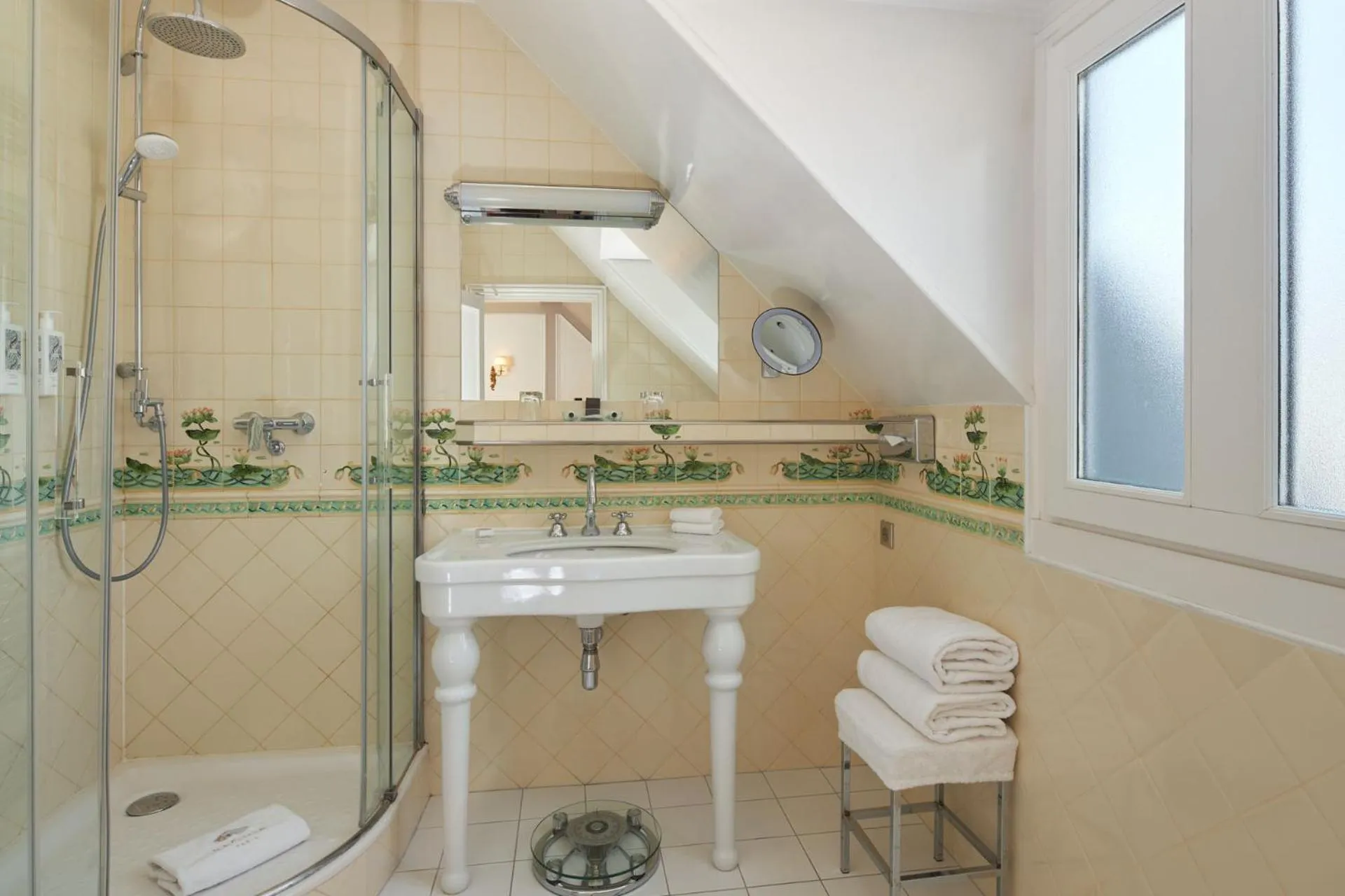 Bathroom in Hôtel Regina Louvre