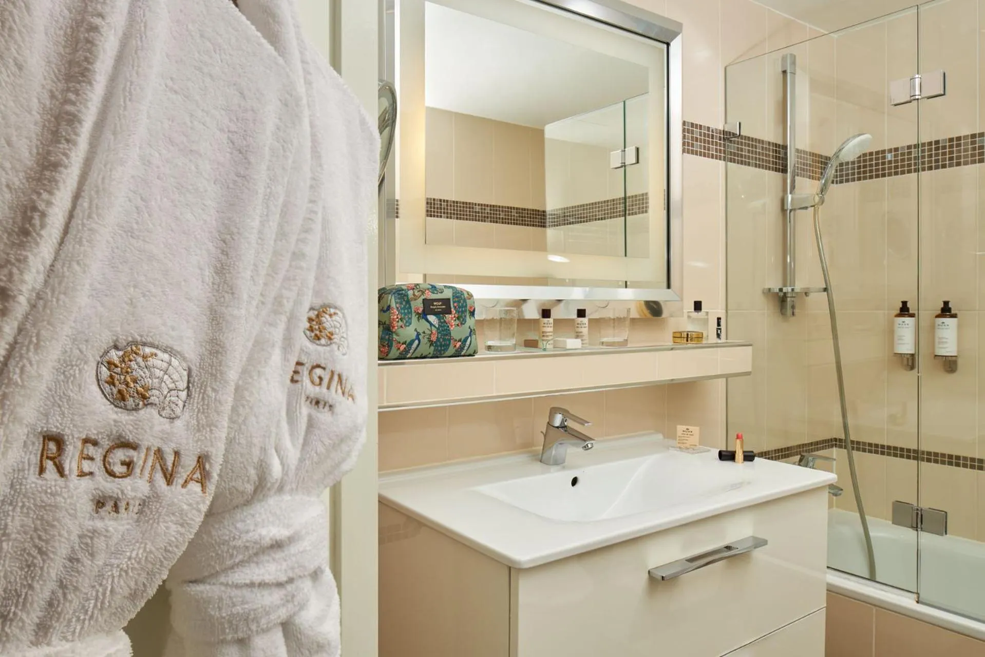 Bathroom in Hôtel Regina Louvre