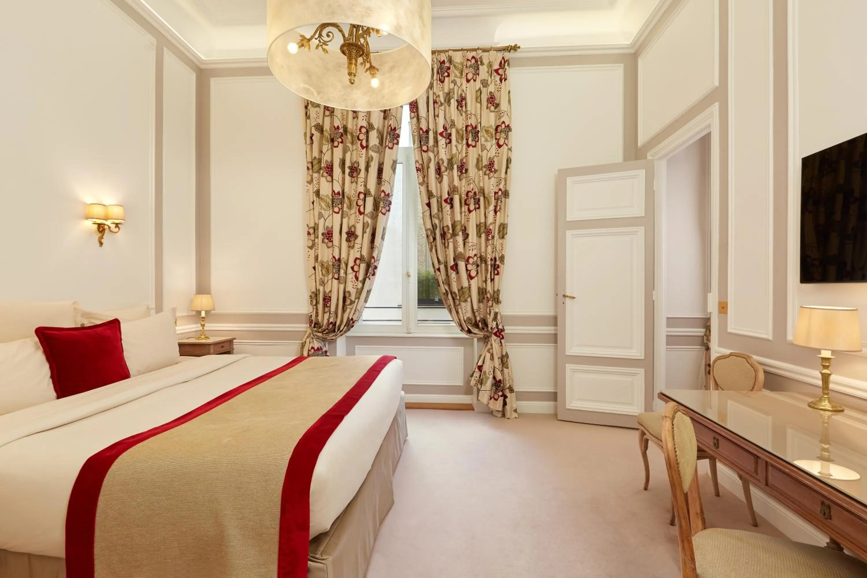 Bed in Hôtel Regina Louvre