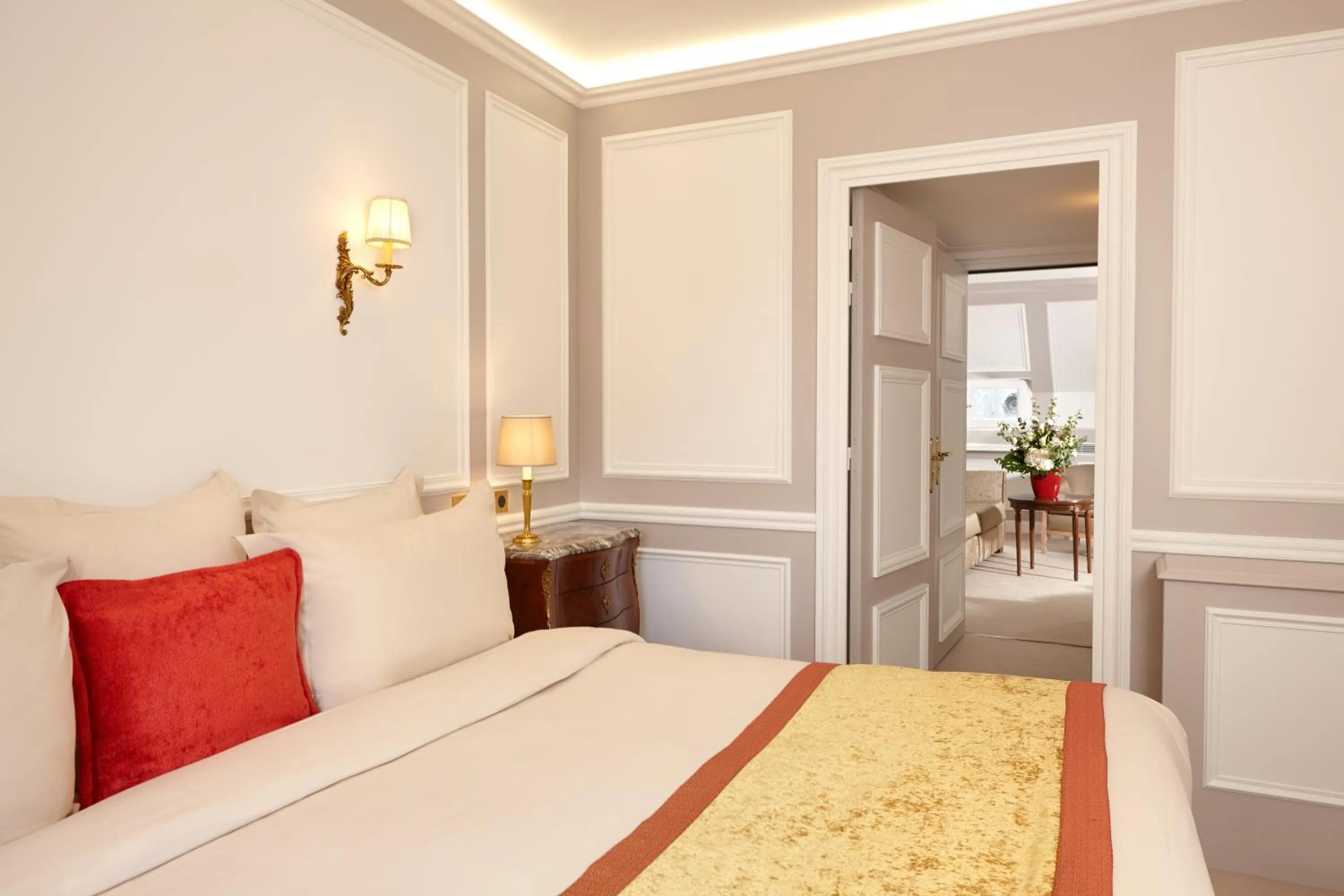 Bed in Hôtel Regina Louvre