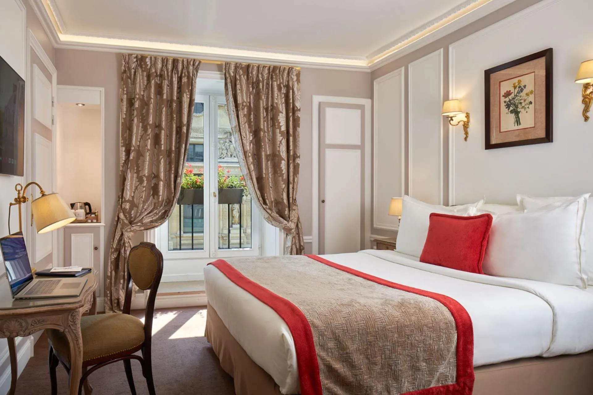 Photo of the whole room, Bed in Hôtel Regina Louvre