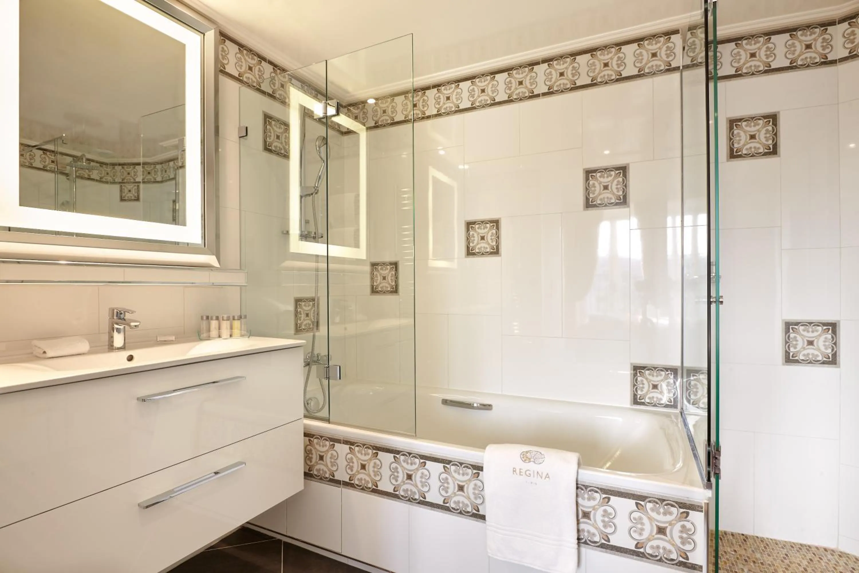 Bathroom in Hôtel Regina Louvre