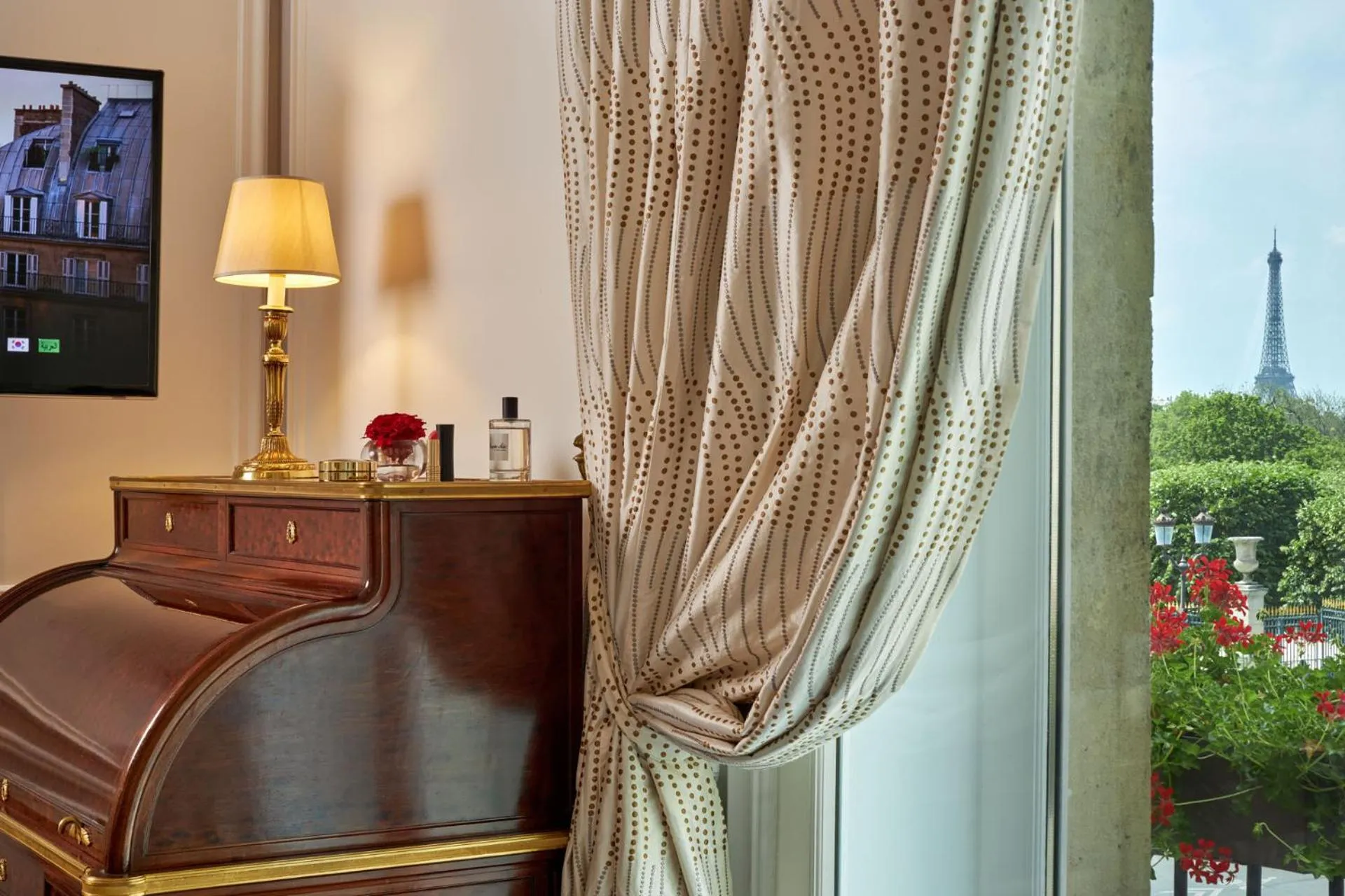 Landmark view in Hôtel Regina Louvre