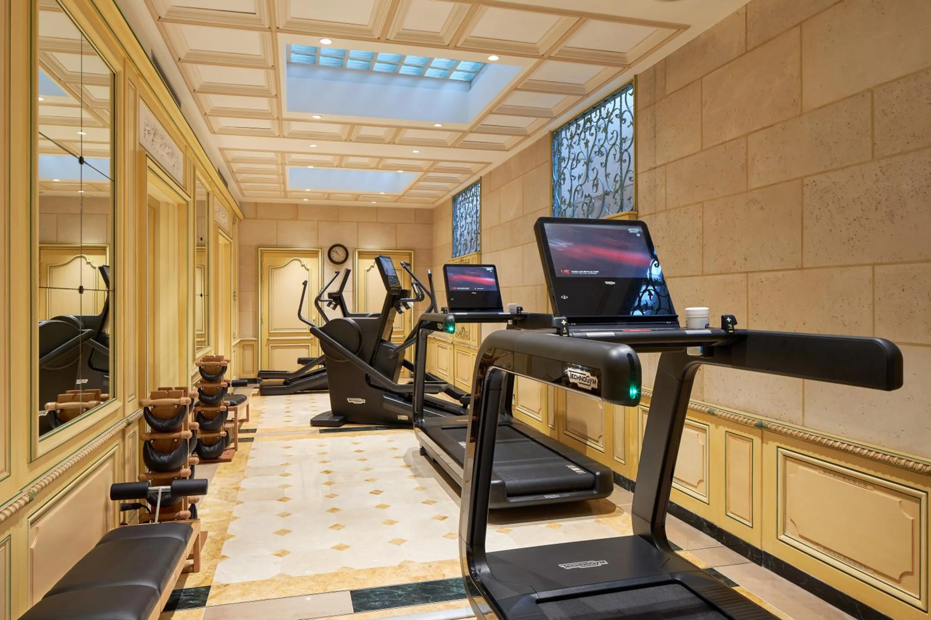 Fitness centre/facilities in Hôtel Regina Louvre