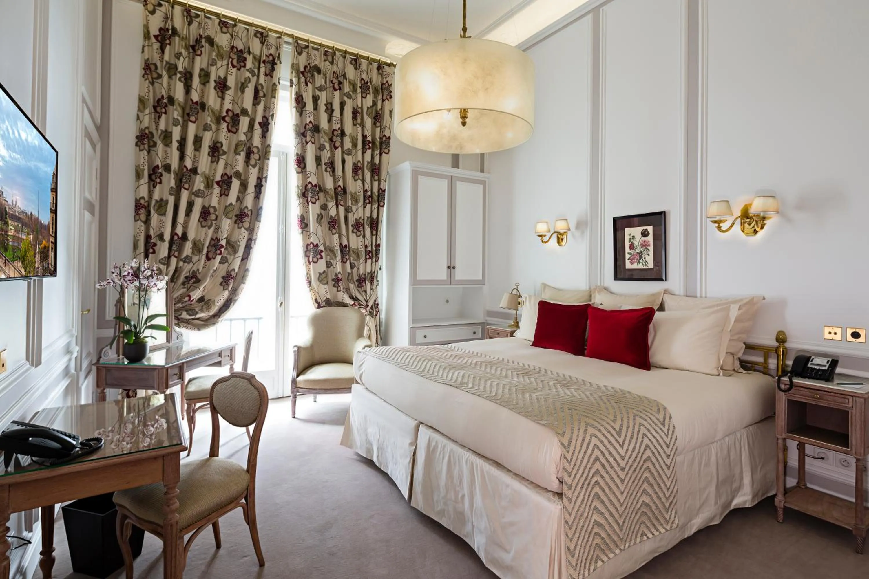 Photo of the whole room, Bed in Hôtel Regina Louvre
