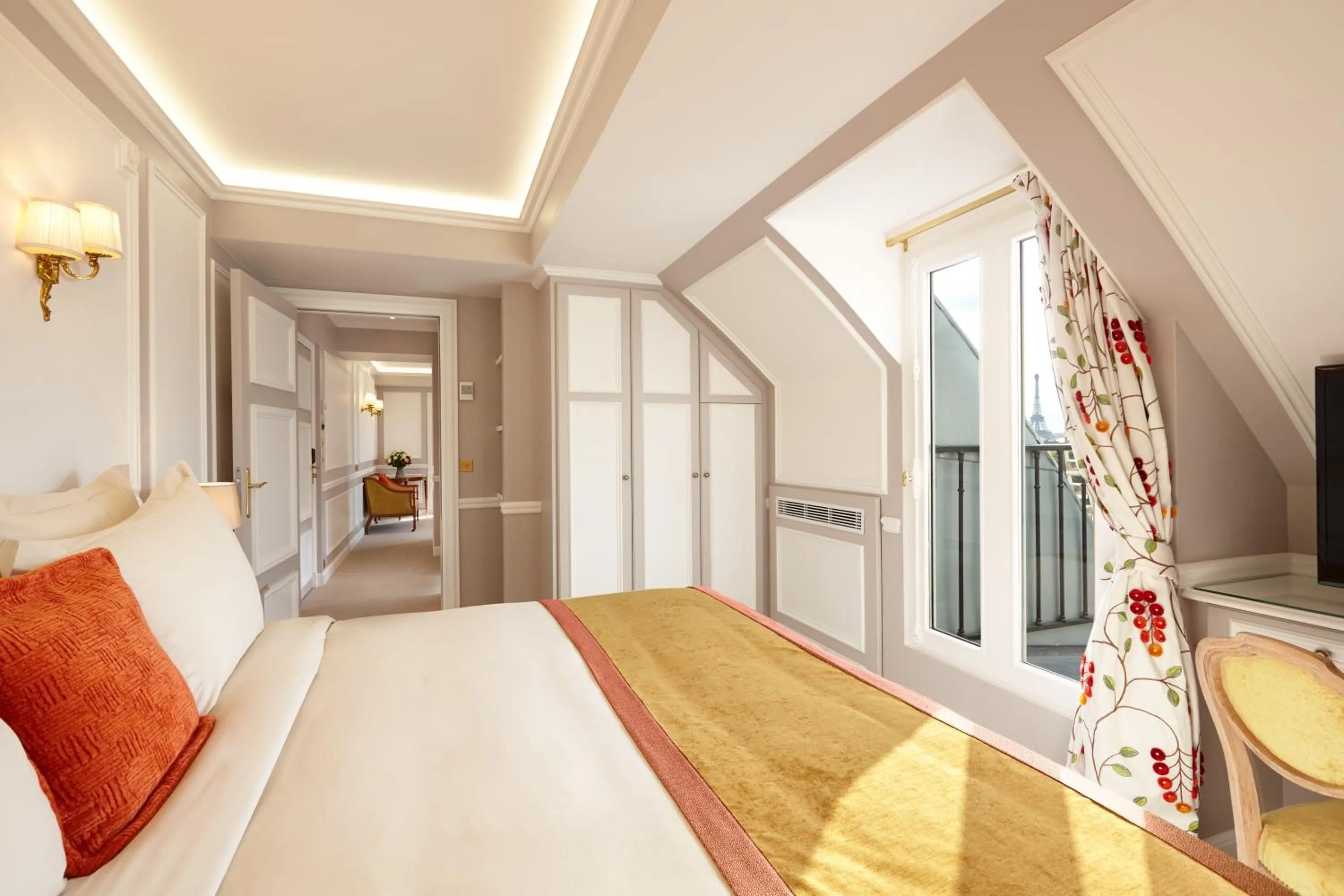 Bedroom, Bed in Hôtel Regina Louvre