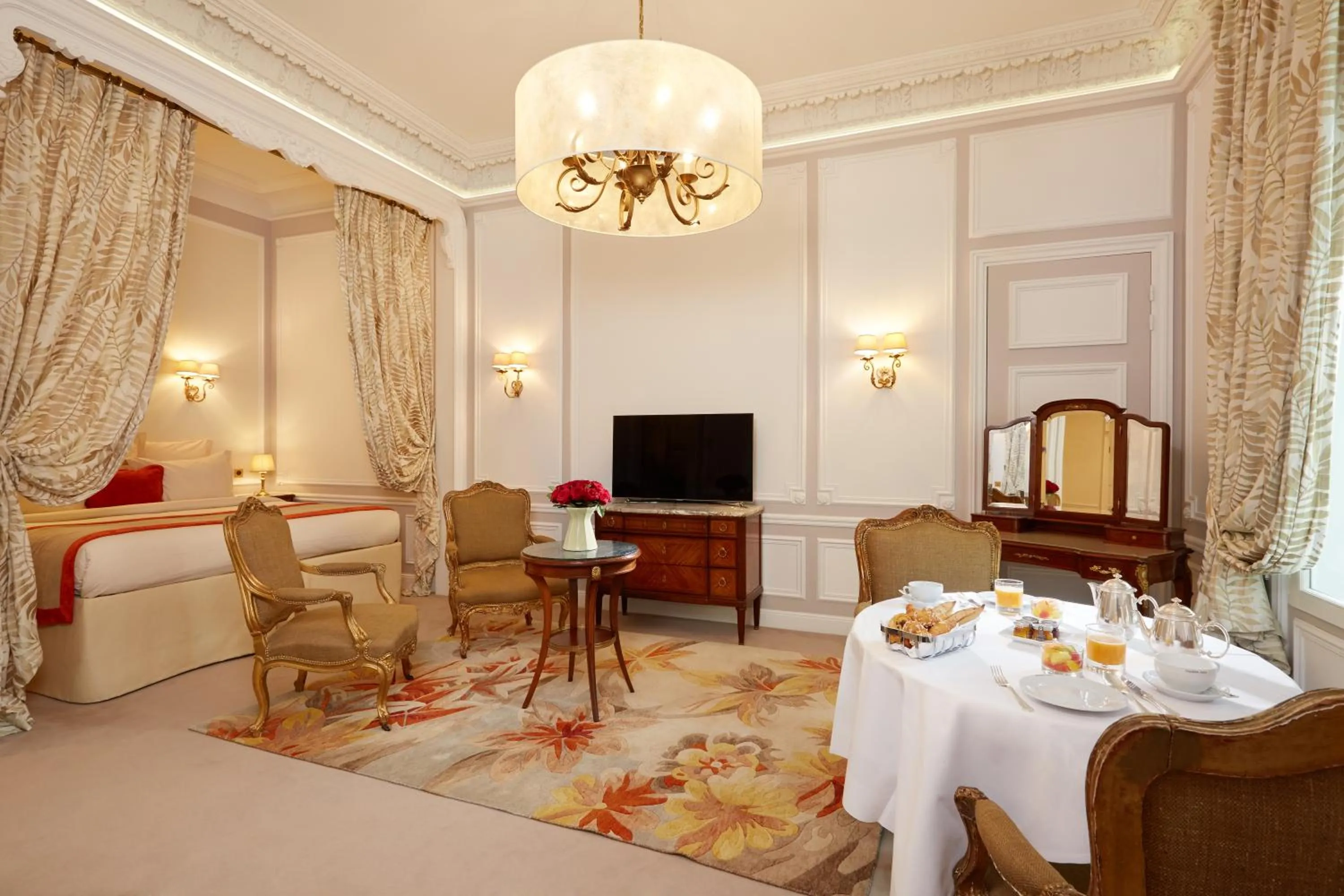 Bed in Hôtel Regina Louvre