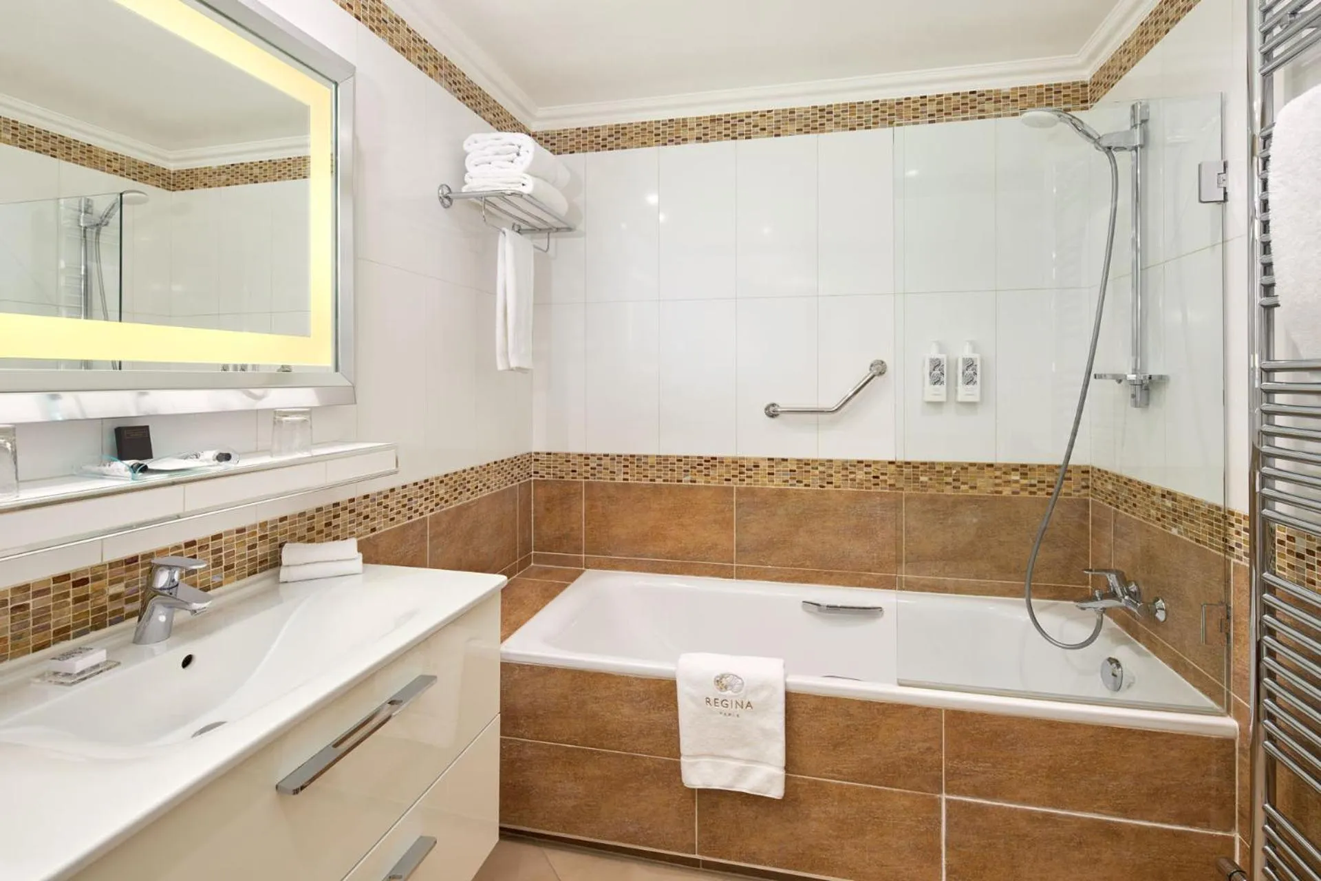 Bathroom in Hôtel Regina Louvre