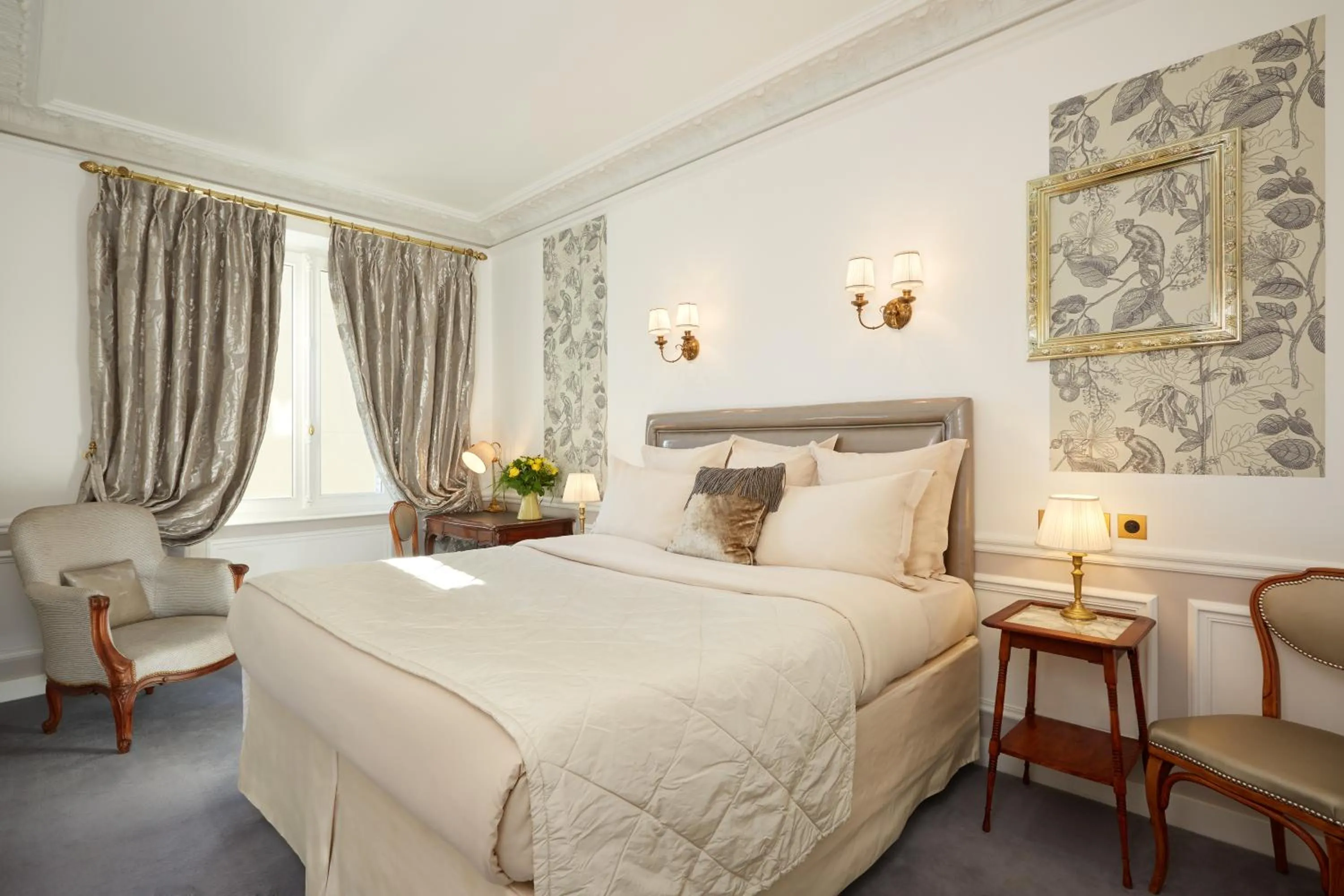 Bed in Hôtel Regina Louvre