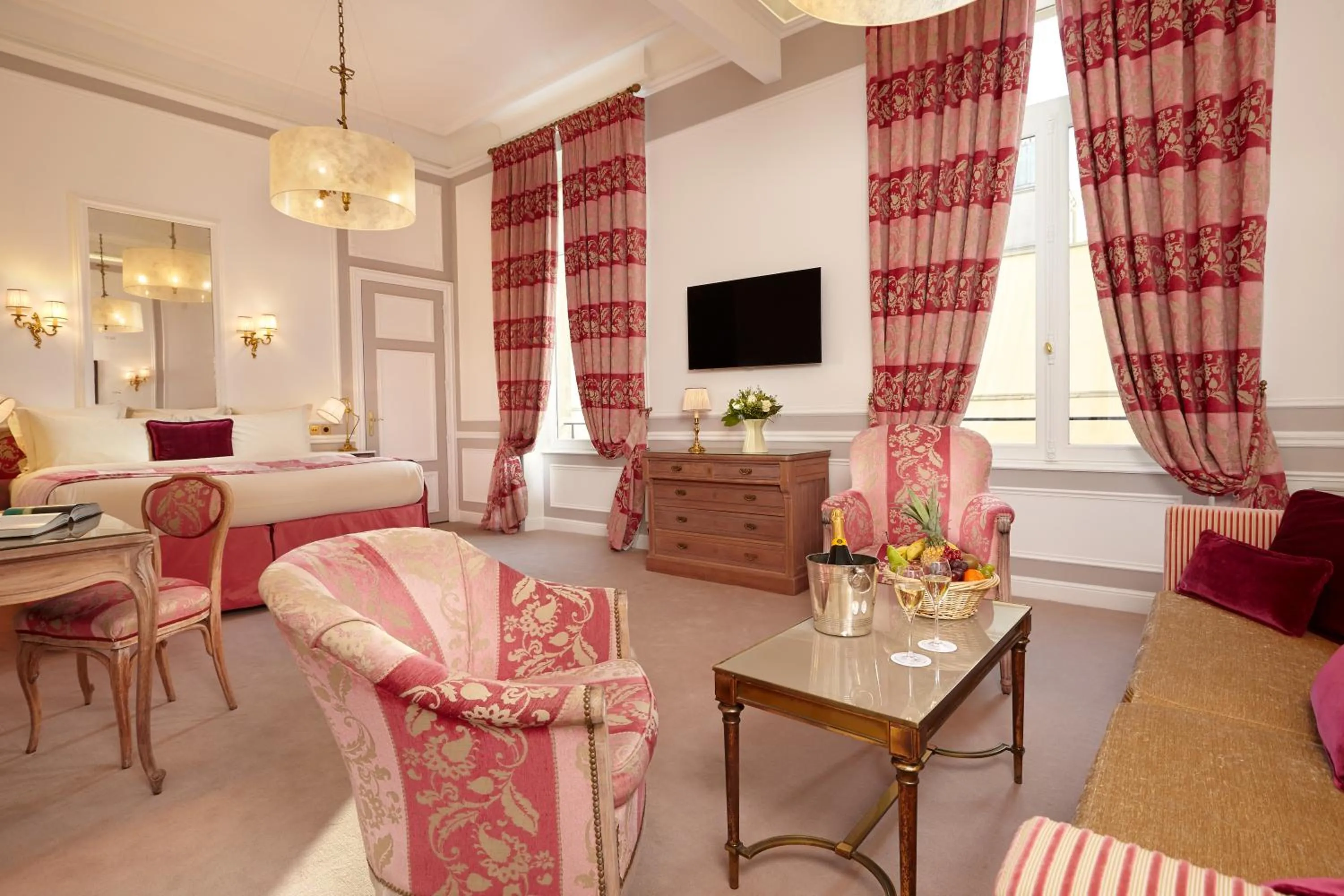 Photo of the whole room in Hôtel Regina Louvre