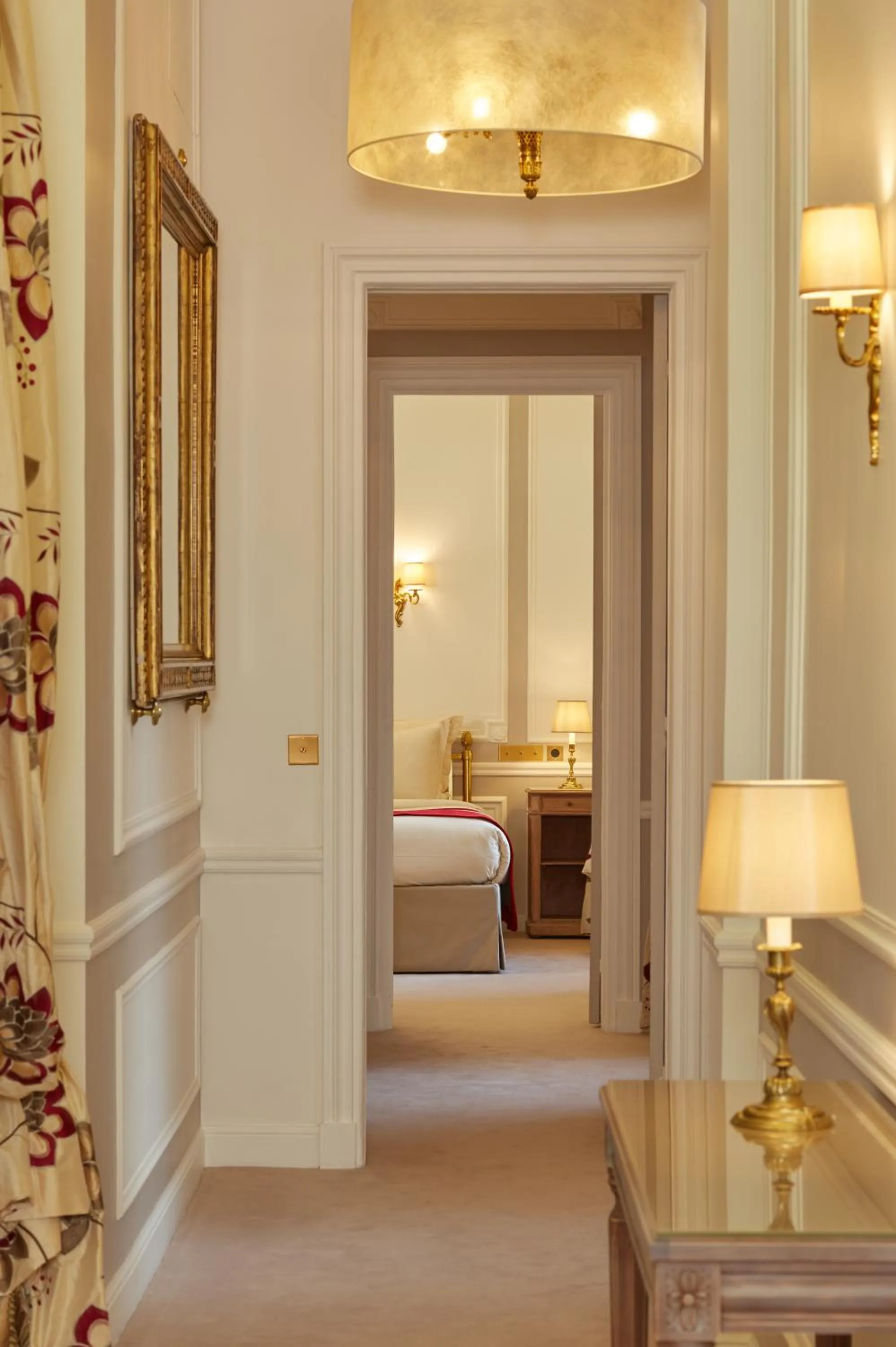 Living room, Bed in Hôtel Regina Louvre