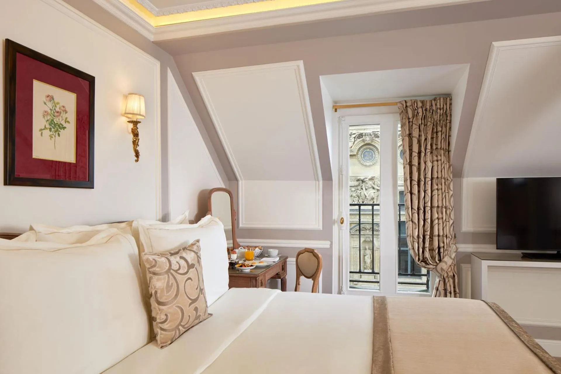 Bedroom, Bed in Hôtel Regina Louvre