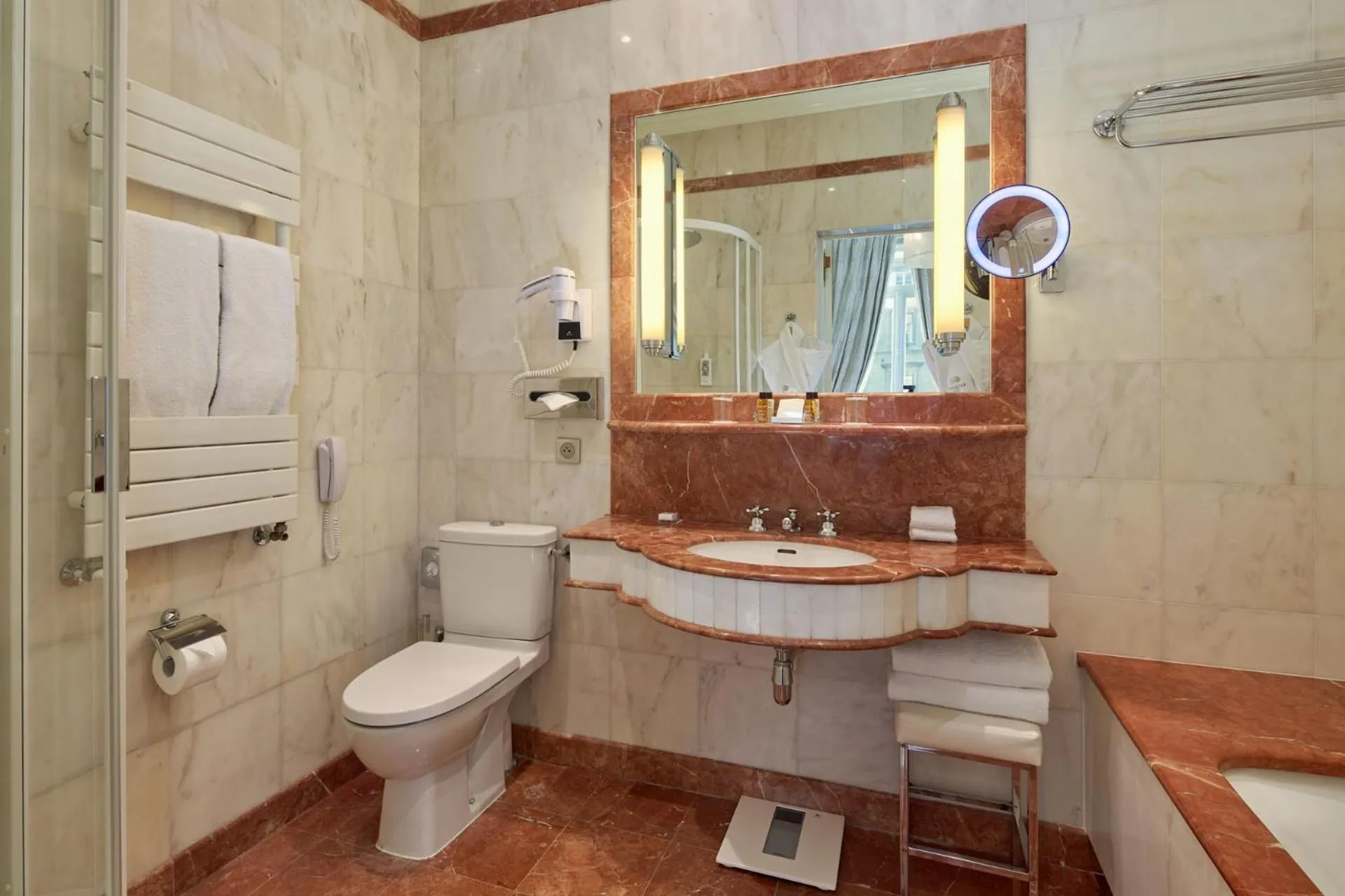 Shower in Hôtel Regina Louvre