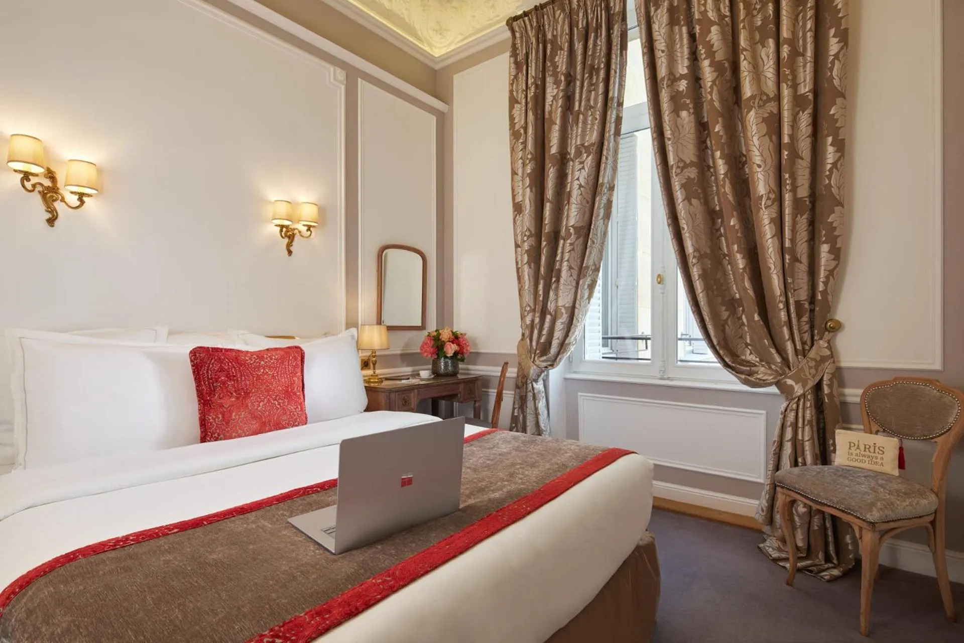 Photo of the whole room, Bed in Hôtel Regina Louvre