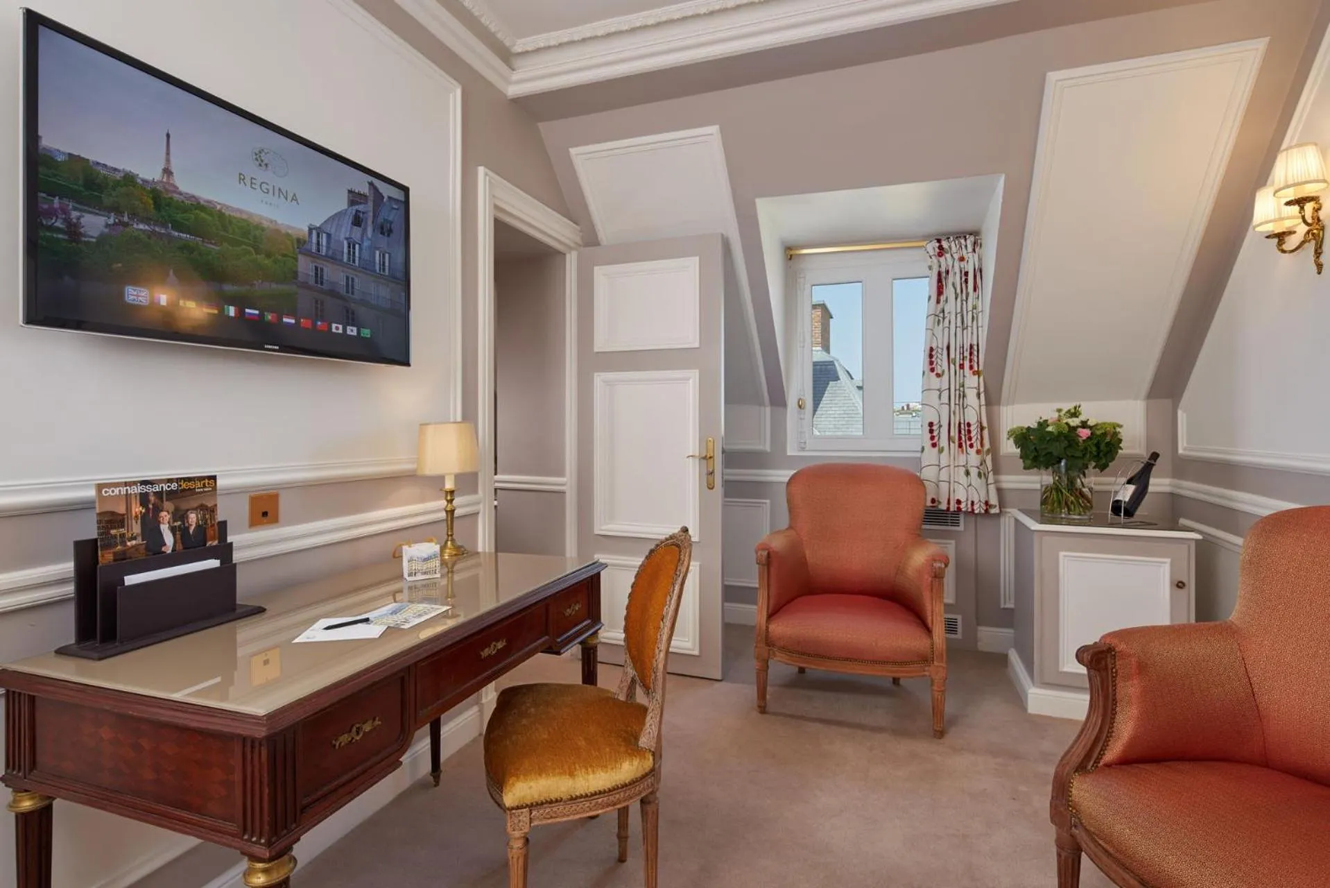 TV and multimedia in Hôtel Regina Louvre