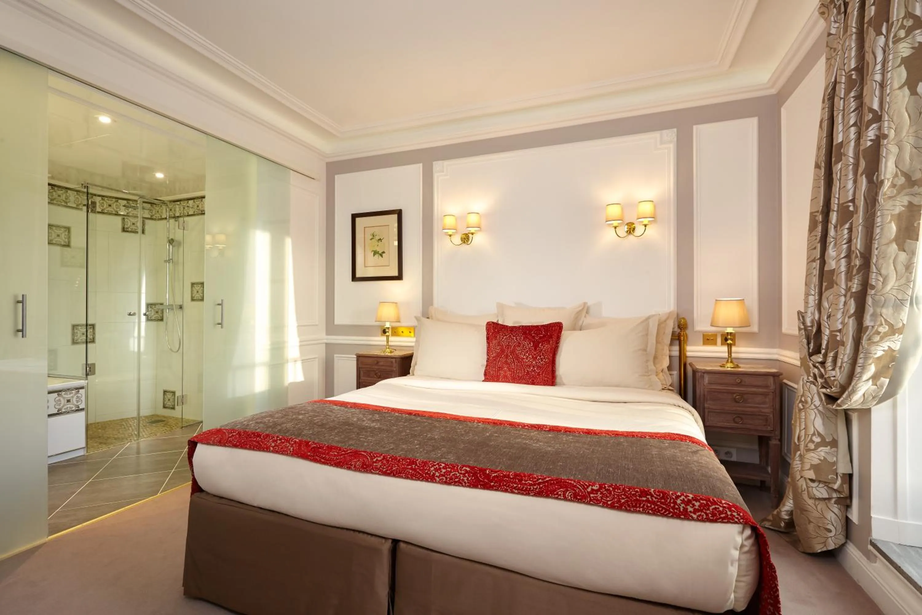 Bed in Hôtel Regina Louvre