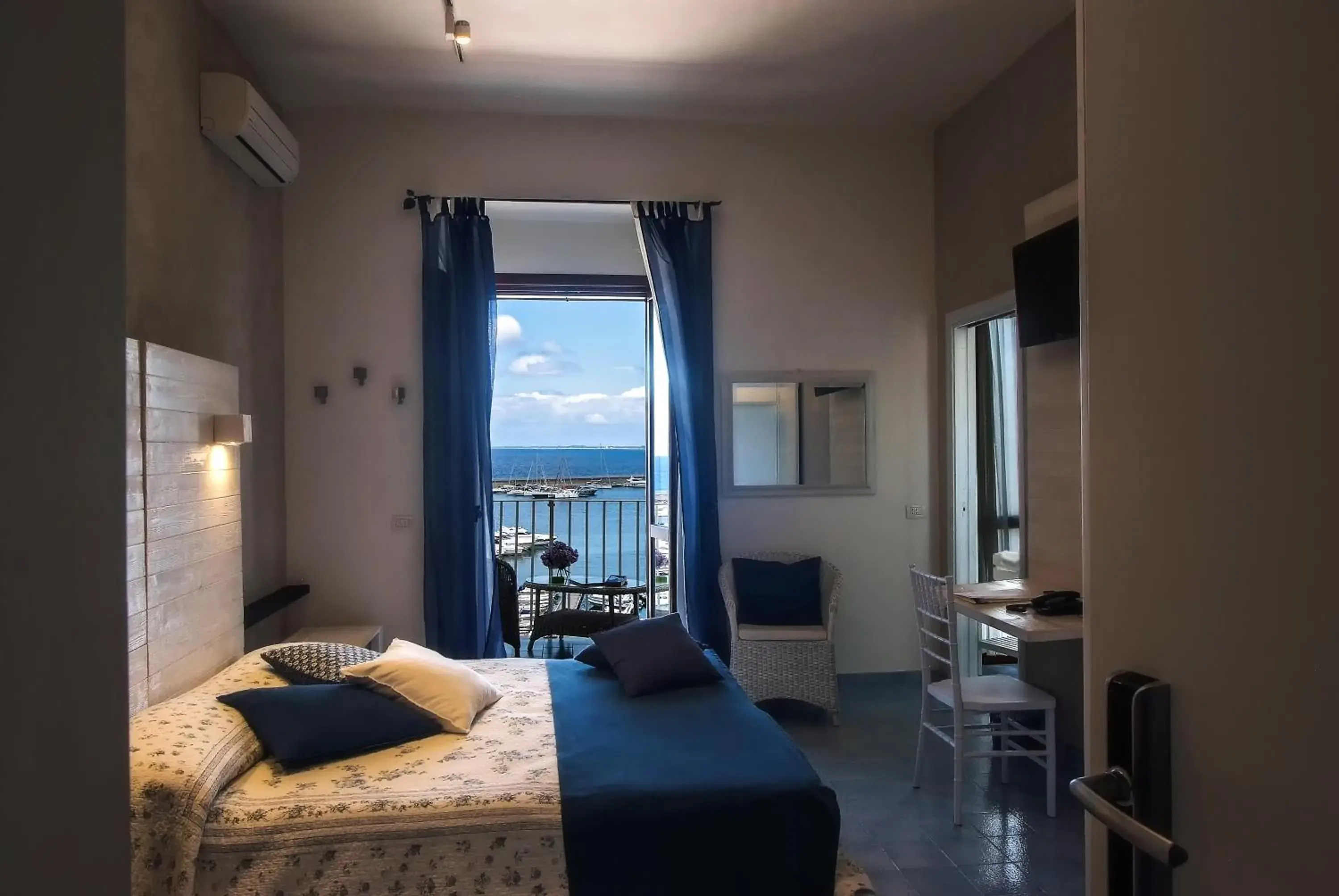 Comfort Double Room with Sea View in La Sciabica Comfort Double Room with Sea View in La Sciabica