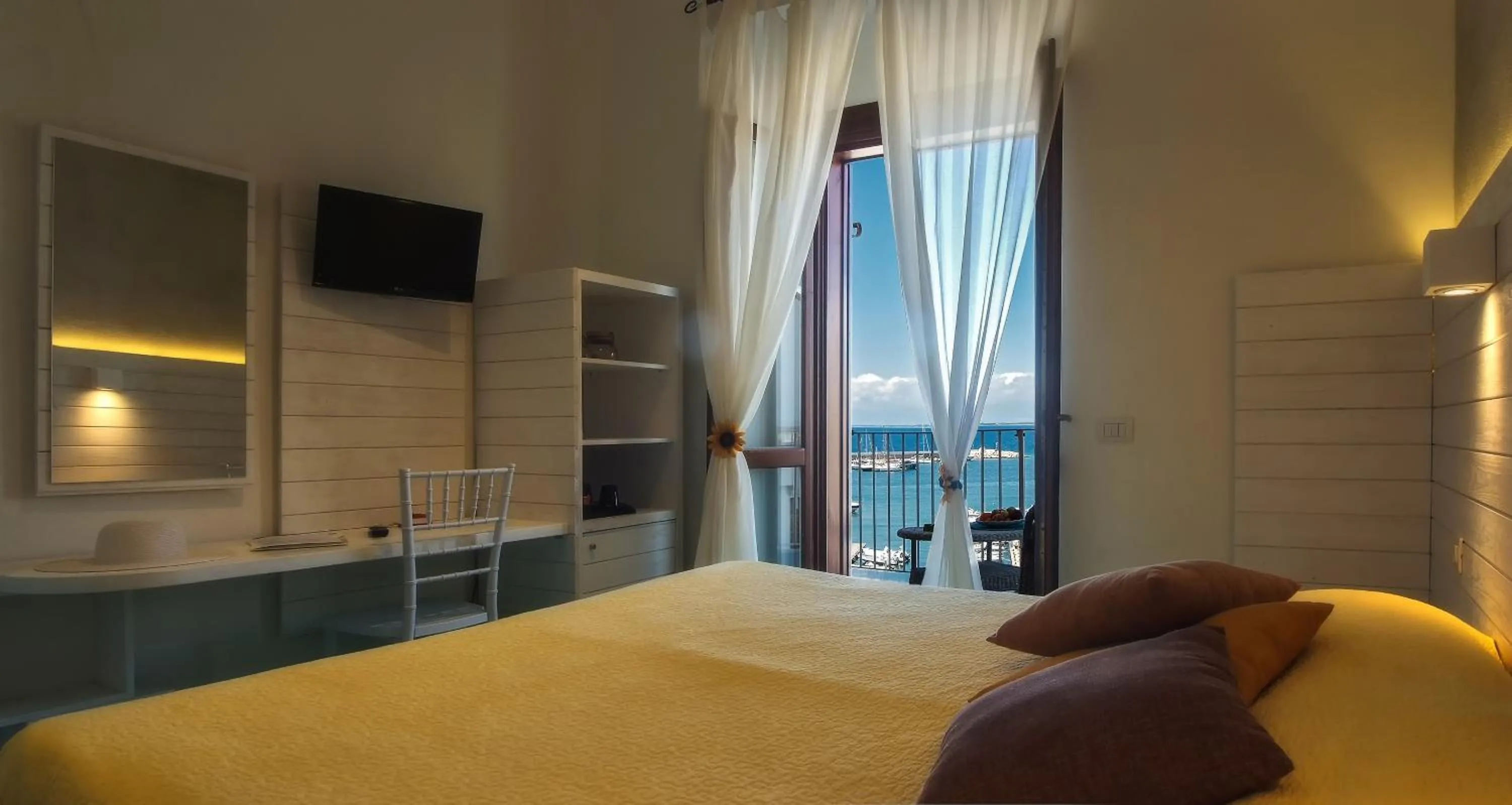 Shower, Bed in La Sciabica