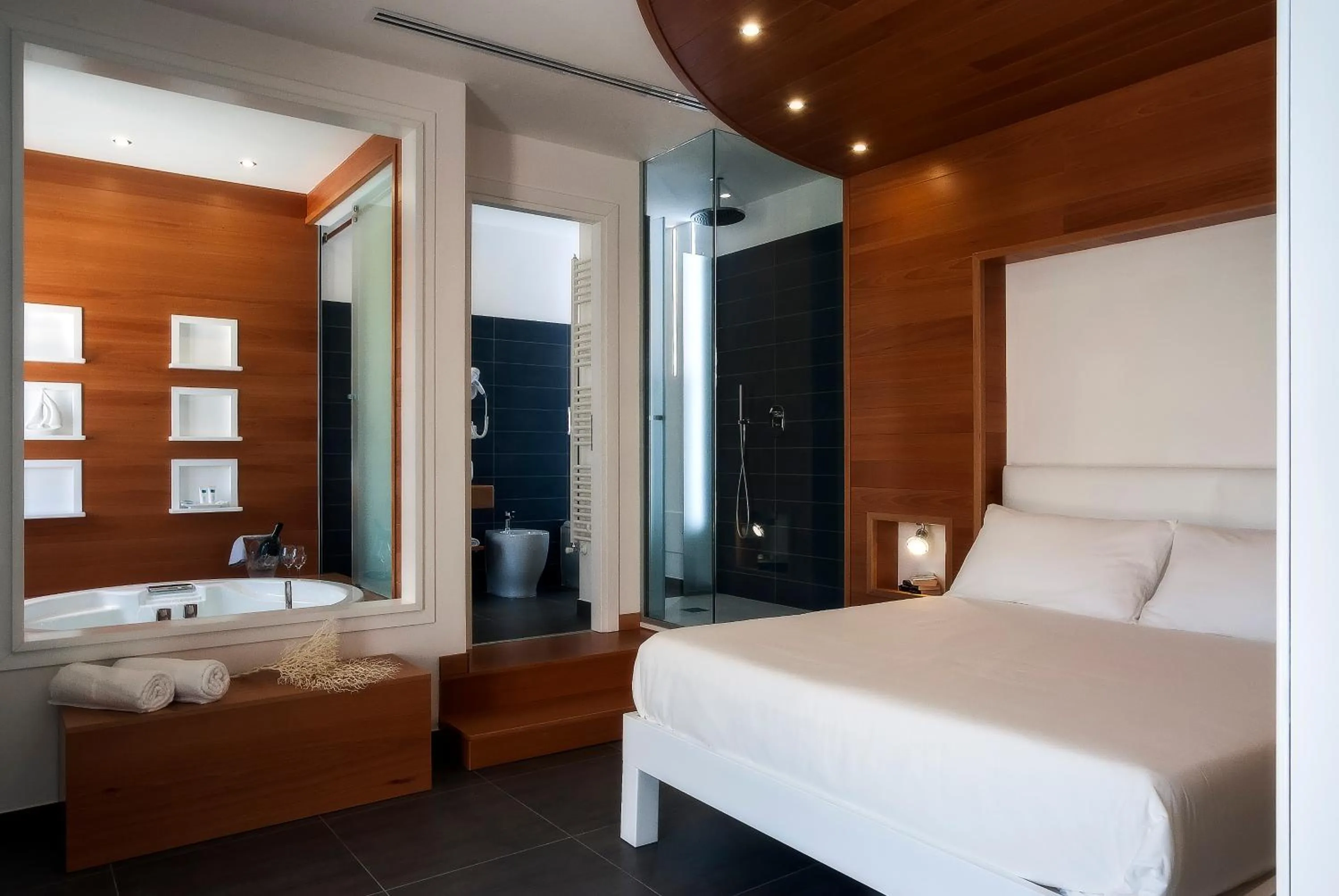 Shower, Bed in La Sciabica