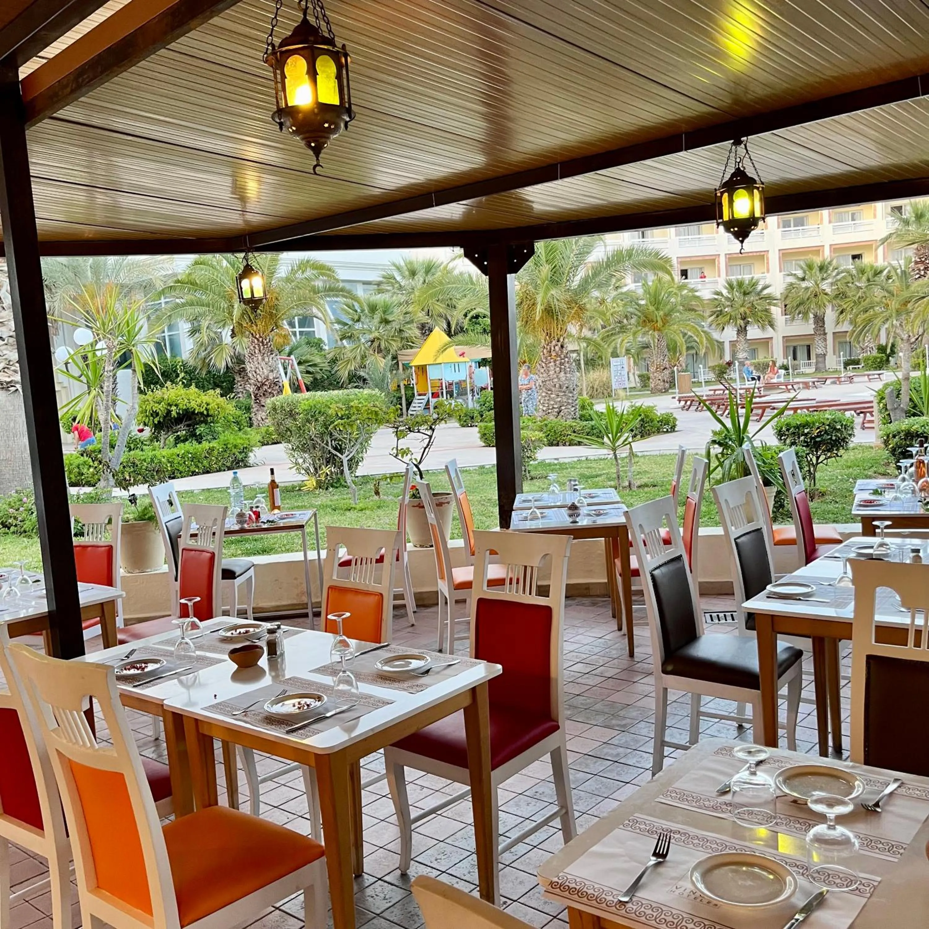 Restaurant/places to eat in Vincci Marillia