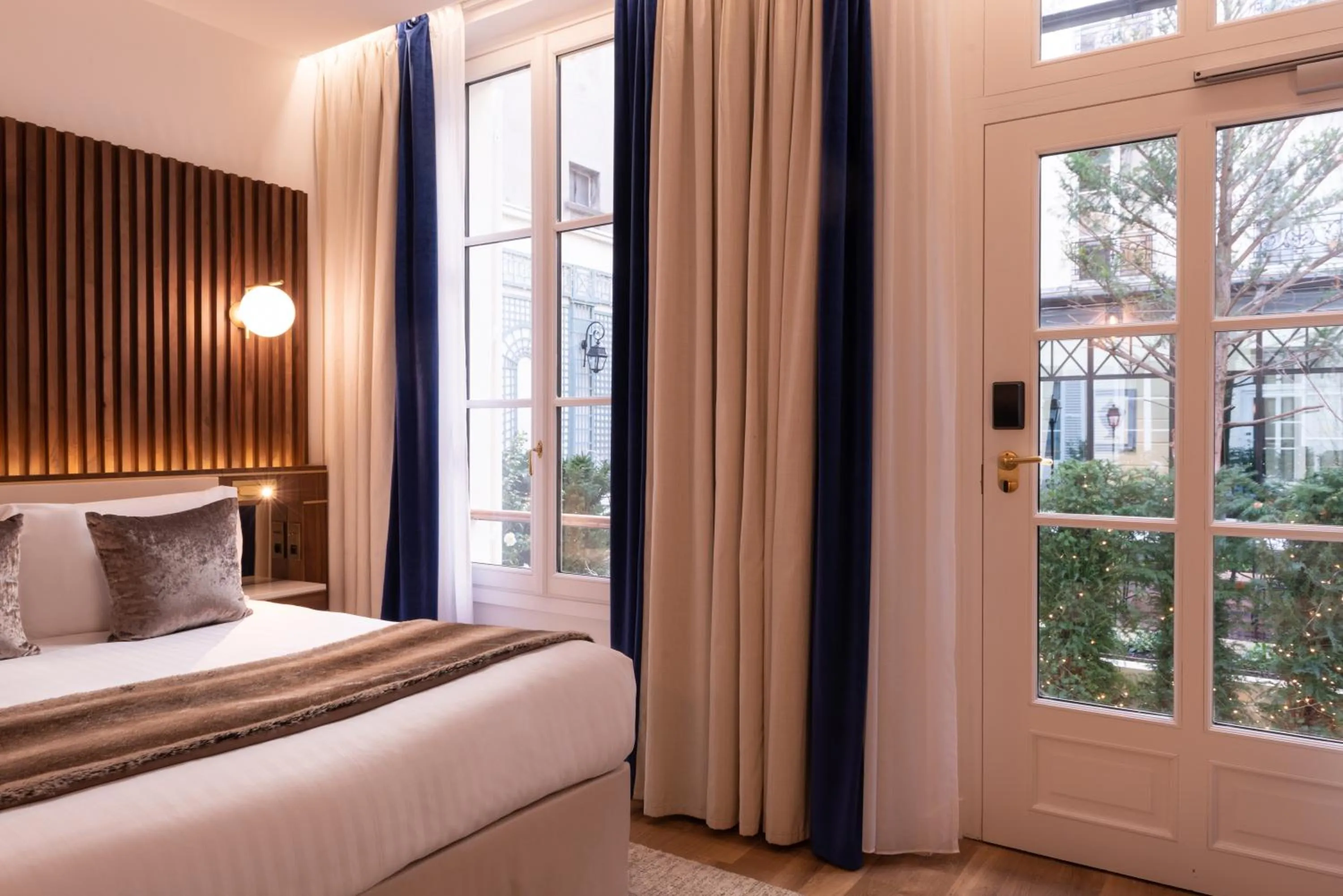 Photo of the whole room, Bed in Lord Byron