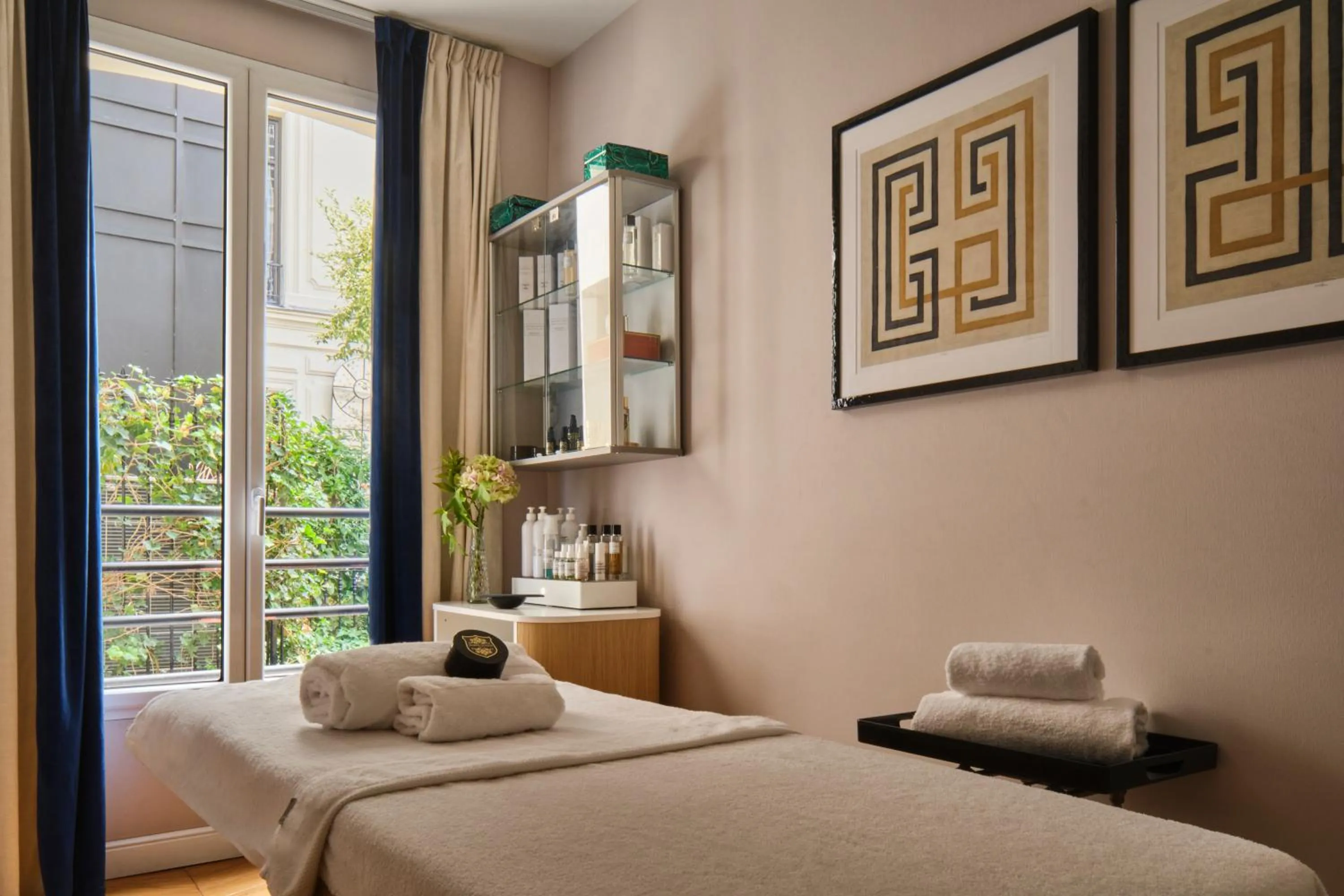 Massage, Bed in Lord Byron