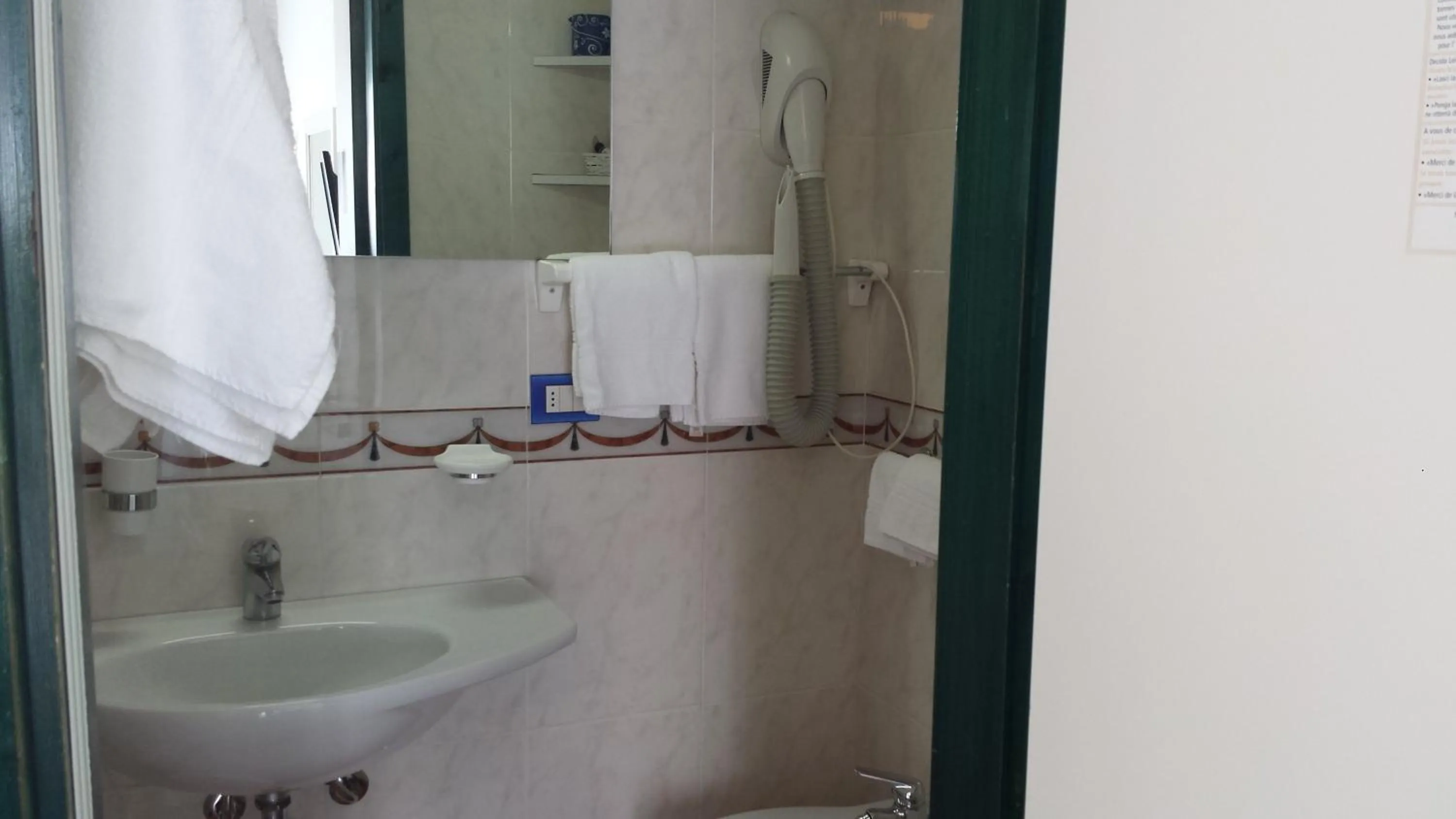 Bathroom in Hotel Elisa - Spiaggia Privata Inclusa