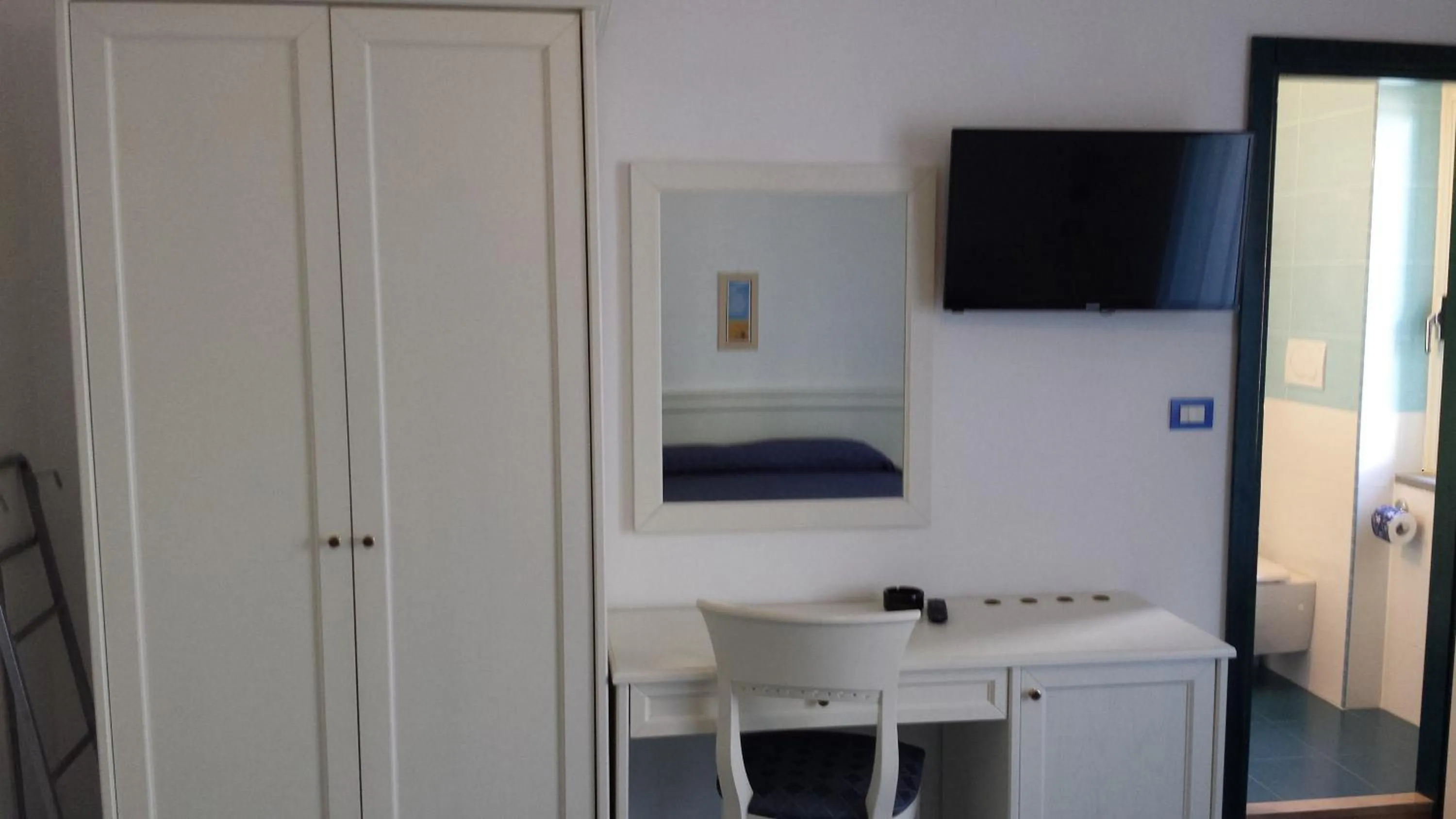 TV and multimedia in Hotel Elisa - Spiaggia Privata Inclusa