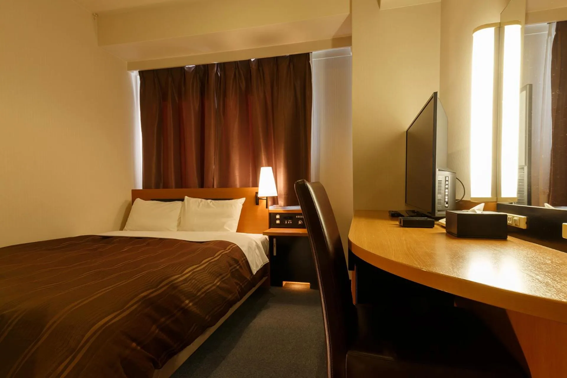 Bed, TV/Entertainment Center in Via Inn Hiroshima Kanayamacho