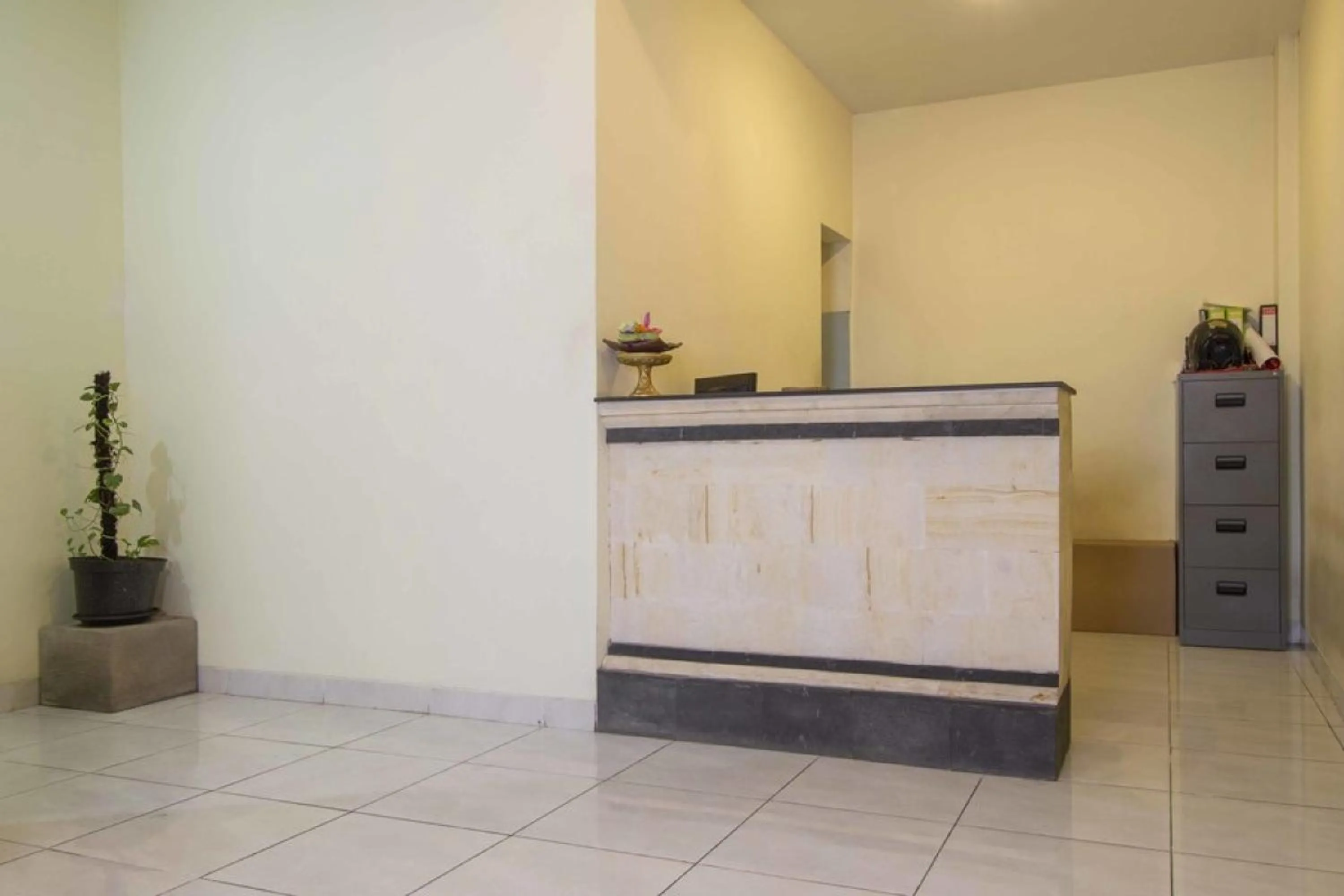 Lobby or reception in RedDoorz at Benesari 2 Legian