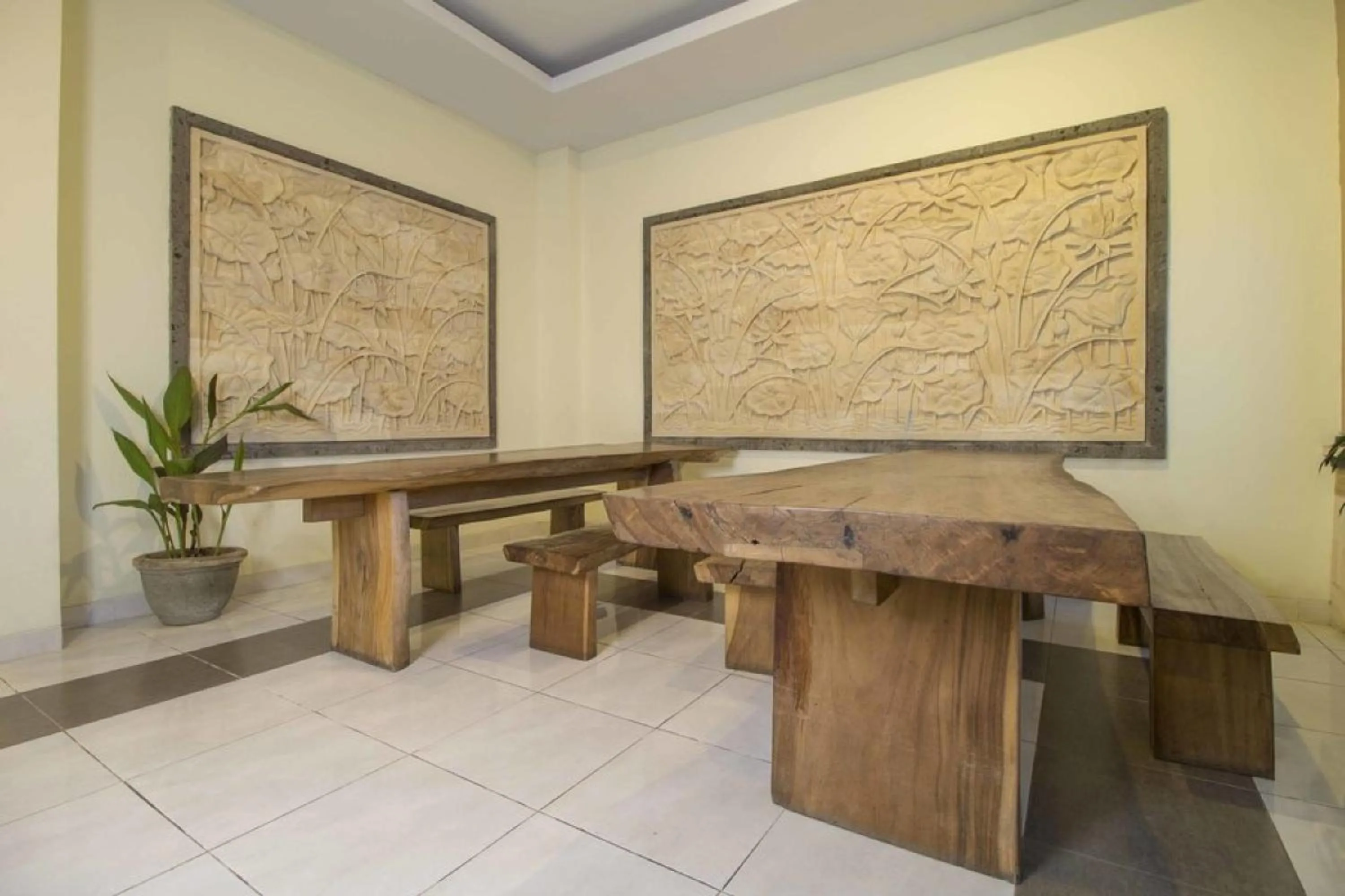 Lobby or reception in RedDoorz at Benesari 2 Legian